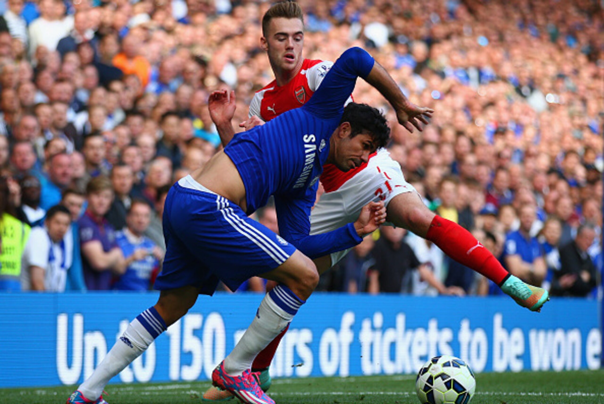 LONDON, ENGLAND - OCTOBER 05:  Diego Costa of Chelsea and Calum Chambers of Arsenal battle for the ball during the Barclays Premier League match between Chelsea and Arsenal at Stamford Bridge on October 4, 2014 in London, England.  (Photo by Paul Gilham/G
