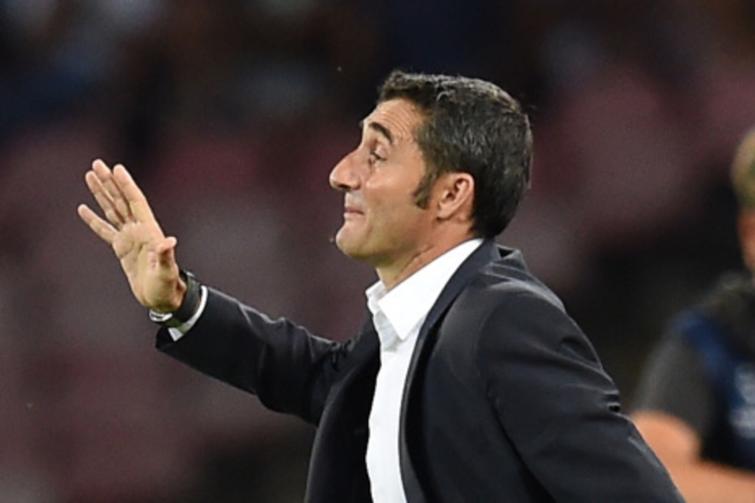 NAPLES, ITALY - AUGUST 19: Ernesto Valverde head coach of Athletic Bilbao during the first leg of UEFA Champions League qualifying play-offs round match between SSC Napoli and Athletic Club on August 19, 2014 in Naples, Italy. (Photo by Giuseppe Bellini NAPLES, ITALY - AUGUST 19: Ernesto Valverde head coach of Athletic Bilbao during the first leg of UEFA Champions League qualifying play-offs round match between SSC Napoli and Athletic Club on August 19, 2014 in Naples, Italy. (Photo by Giuseppe Bellini