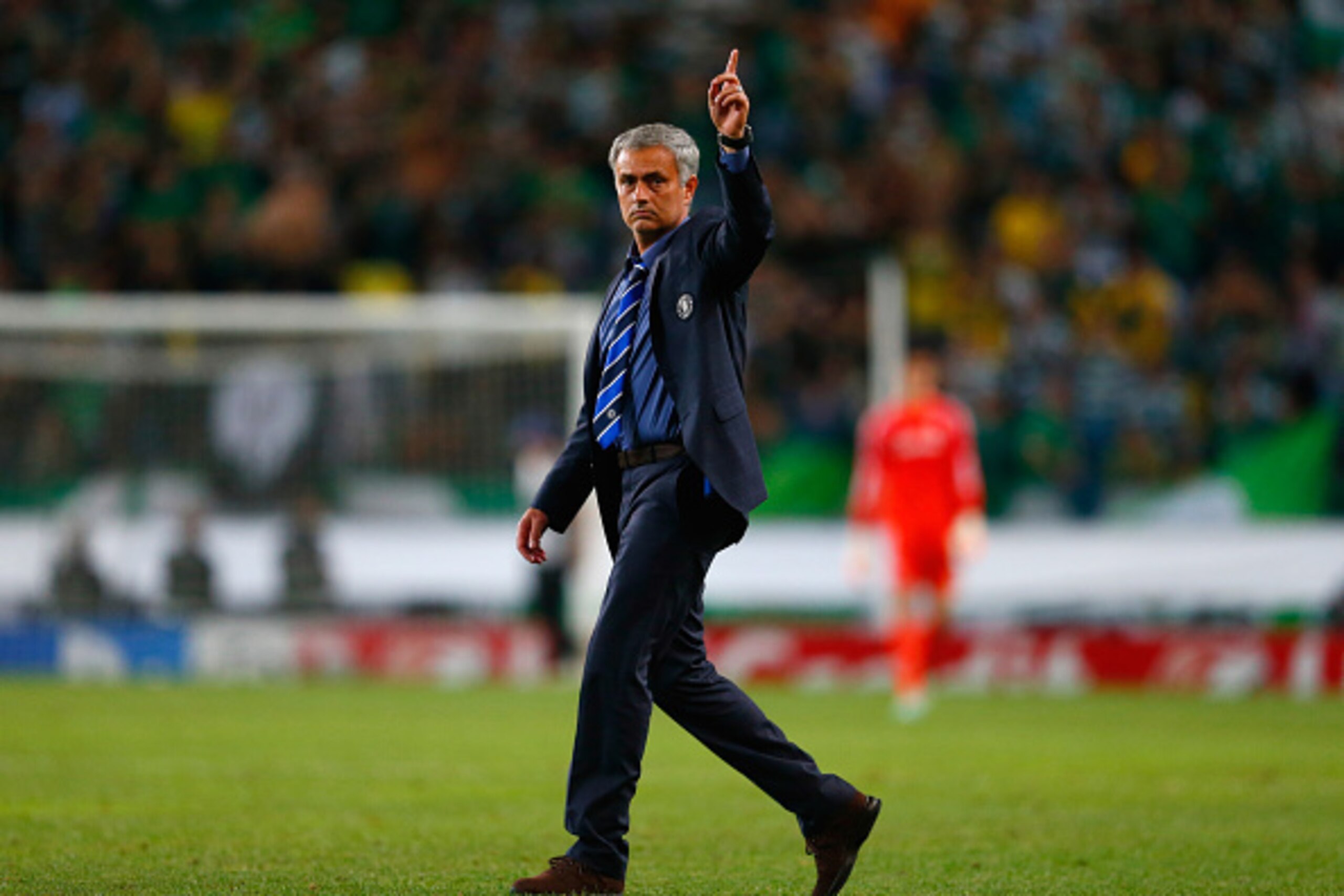 LISBON, PORTUGAL - SEPTEMBER 30:  Jose Mourinho manager of Chelsea salutes the travelling fans after the UEFA Champions League Group G match between Sporting Clube de Portugal and Chelsea FC at Estadio Jose Alvalade on September 30, 2014 in Lisbon, Portug