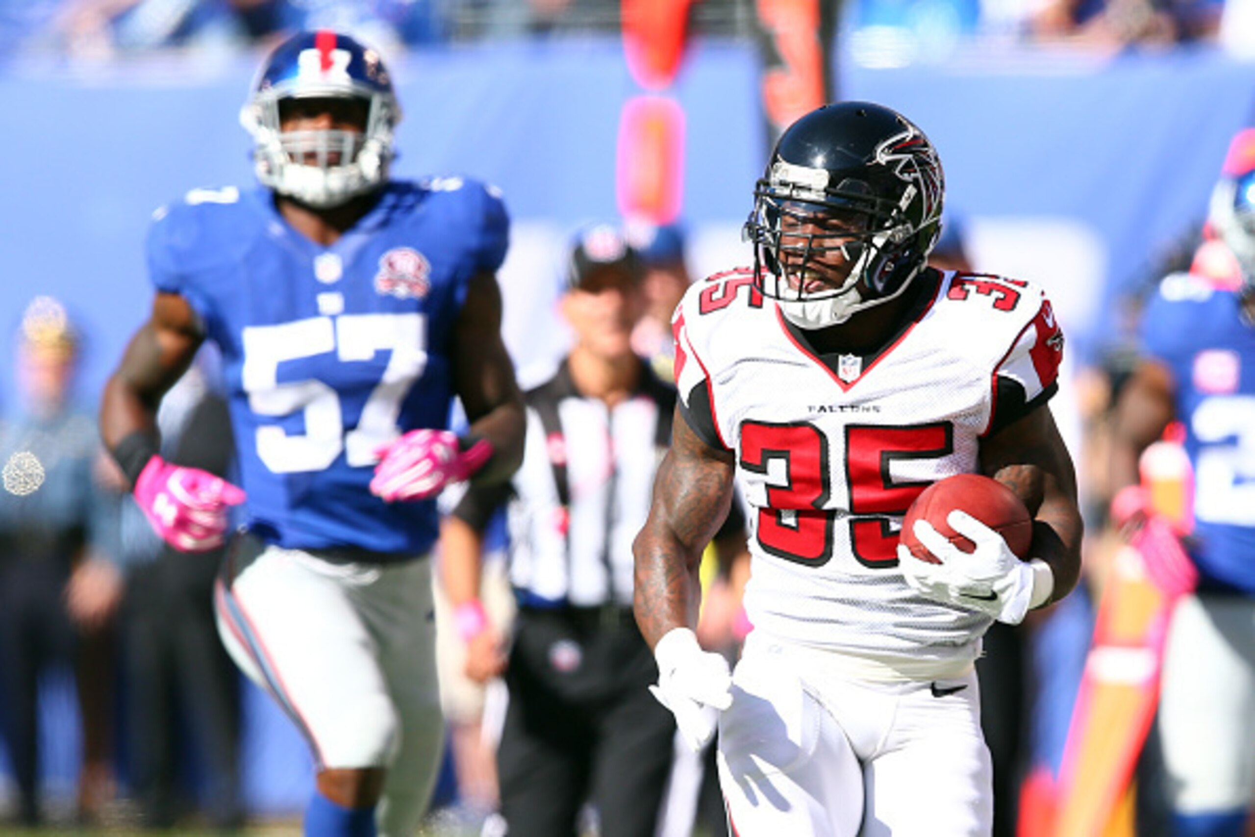 EAST RUTHERFORD, NJ - OCTOBER 05:  Running back Antone Smith #35 of the Atlanta Falcons celebrates runs the ball 74 yard touchdown in the third quarter against the New York Giants during their game at MetLife Stadium on October 5, 2014 in East Rutherford,
