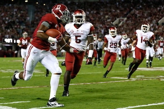 TUSCALOOSA, AL - OCTOBER 19:  Kenyan Drake #17 of the Alabama Crimson Tide rushes past Otha Peters #5 of the Arkansas Razorbacks on his way to a touchdown at Bryant-Denny Stadium on October 19, 2013 in Tuscaloosa, Alabama.  (Photo by Kevin C. Cox/Getty Im