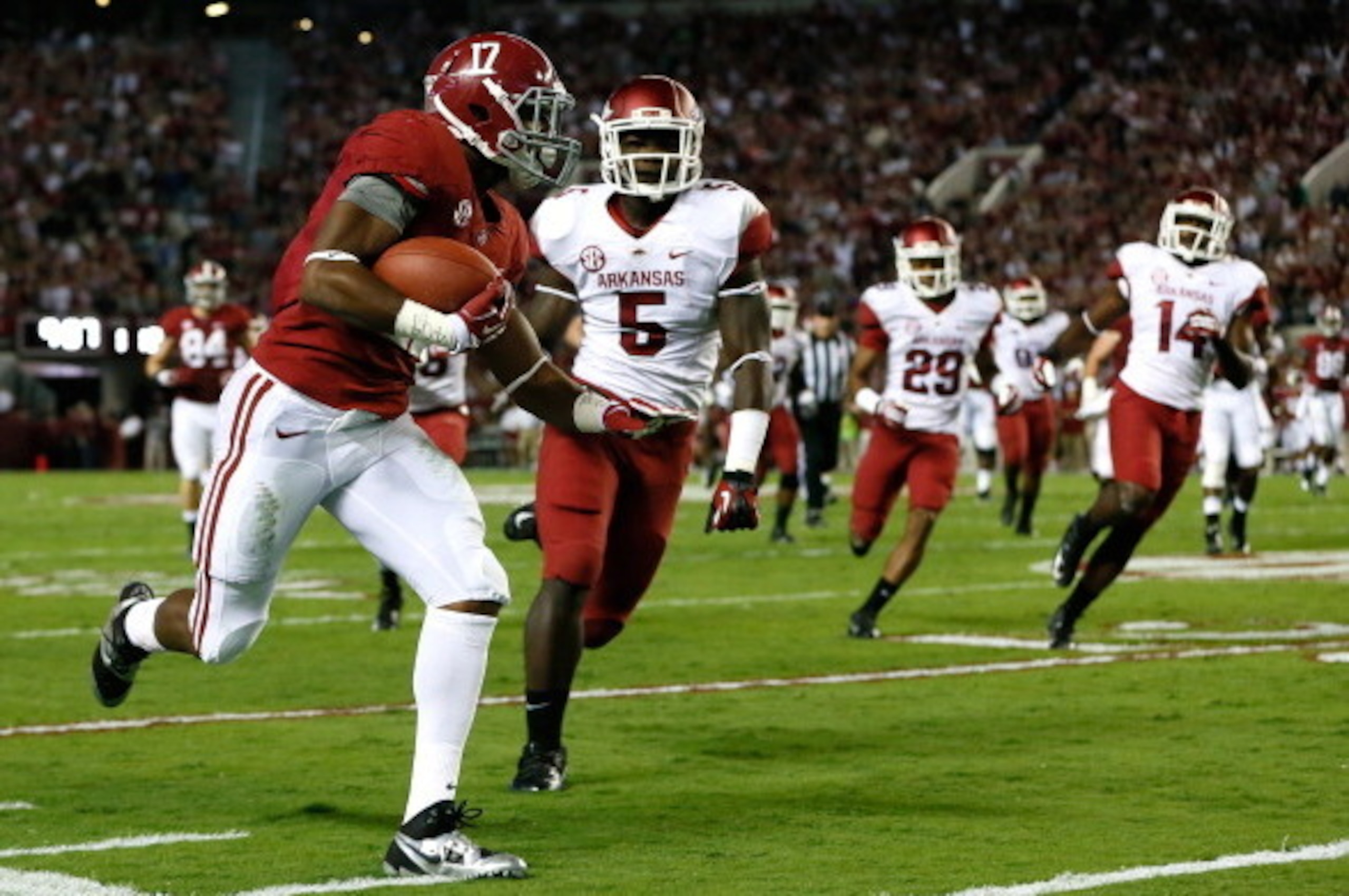 TUSCALOOSA, AL - OCTOBER 19:  Kenyan Drake #17 of the Alabama Crimson Tide rushes past Otha Peters #5 of the Arkansas Razorbacks on his way to a touchdown at Bryant-Denny Stadium on October 19, 2013 in Tuscaloosa, Alabama.  (Photo by Kevin C. Cox/Getty Im