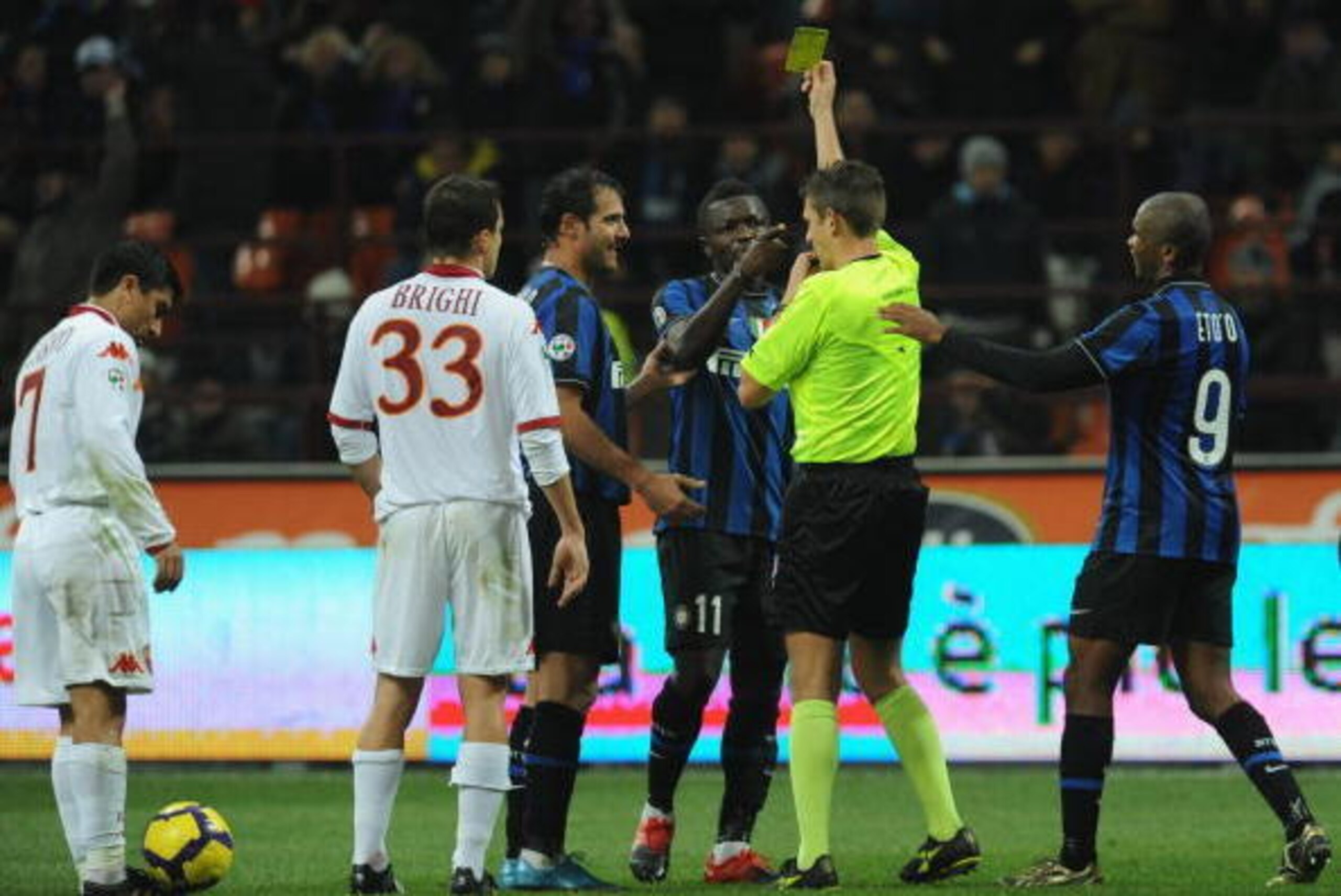 MILAN, ITALY - NOVEMBER 08:  Sulley Muntari of FC Internazionale is shown the yellow card by Referee Gianluca Rocchi during the Serie A match between FC Internazionale and AS Roma at Stadio Giuseppe Meazza on November 08, 2009 in Milan, Italy.  (Photo by 