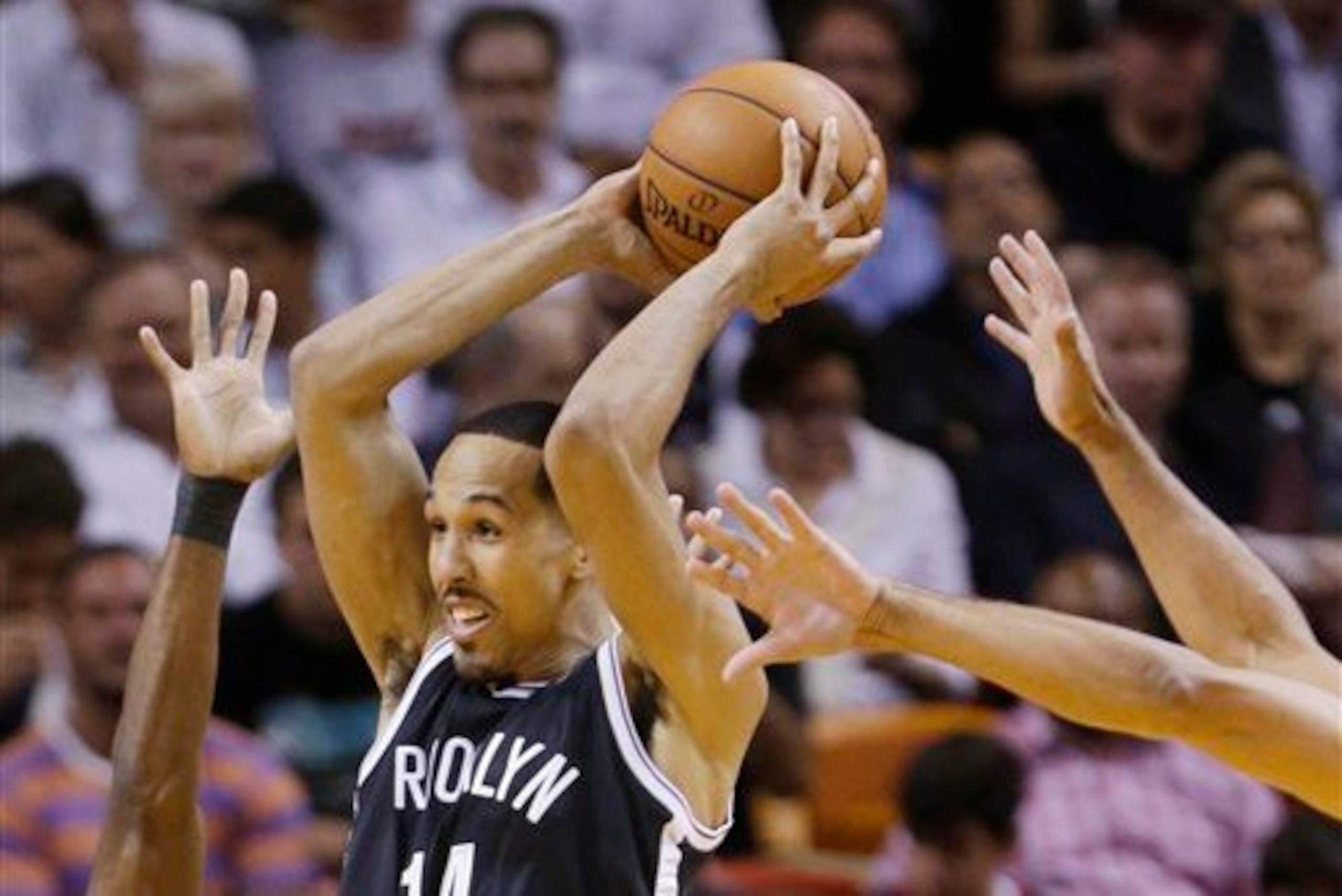 Shaun Livingston's height allows him to look over defenders.