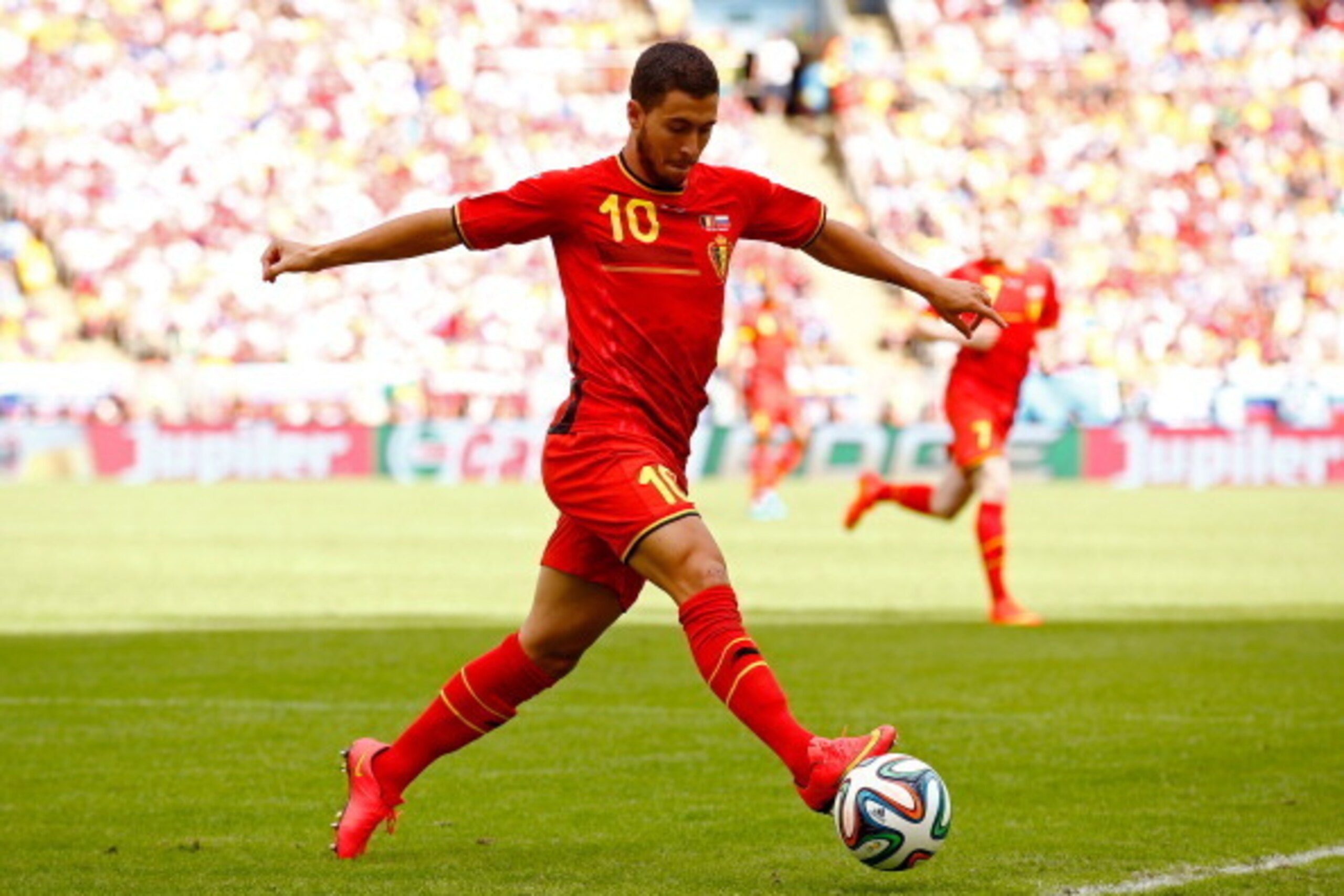RIO DE JANEIRO, BRAZIL - JUNE 22: Eden Hazard of Belgium controls the ball during the 2014 FIFA World Cup Brazil Group H match between Belgium and Russia at Maracana on June 22, 2014 in Rio de Janeiro, Brazil.  (Photo by Clive Rose/Getty Images)
