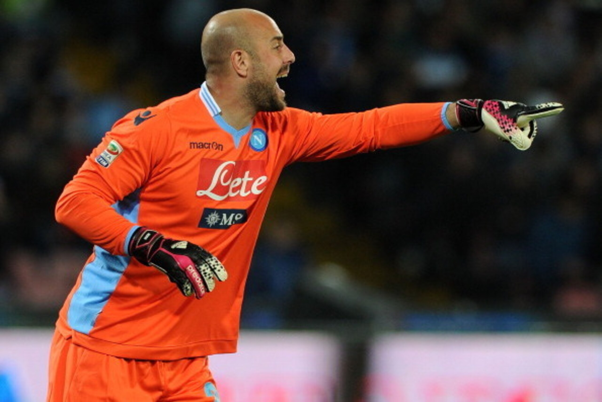 NAPLES, ITALY - MARCH 23:  Pepe Reina of Napoli in action during the Serie A match between SSC Napoli and ACF Fiorentina at Stadio San Paolo on March 23, 2014 in Naples, Italy.  (Photo by Giuseppe Bellini/Getty Images)
