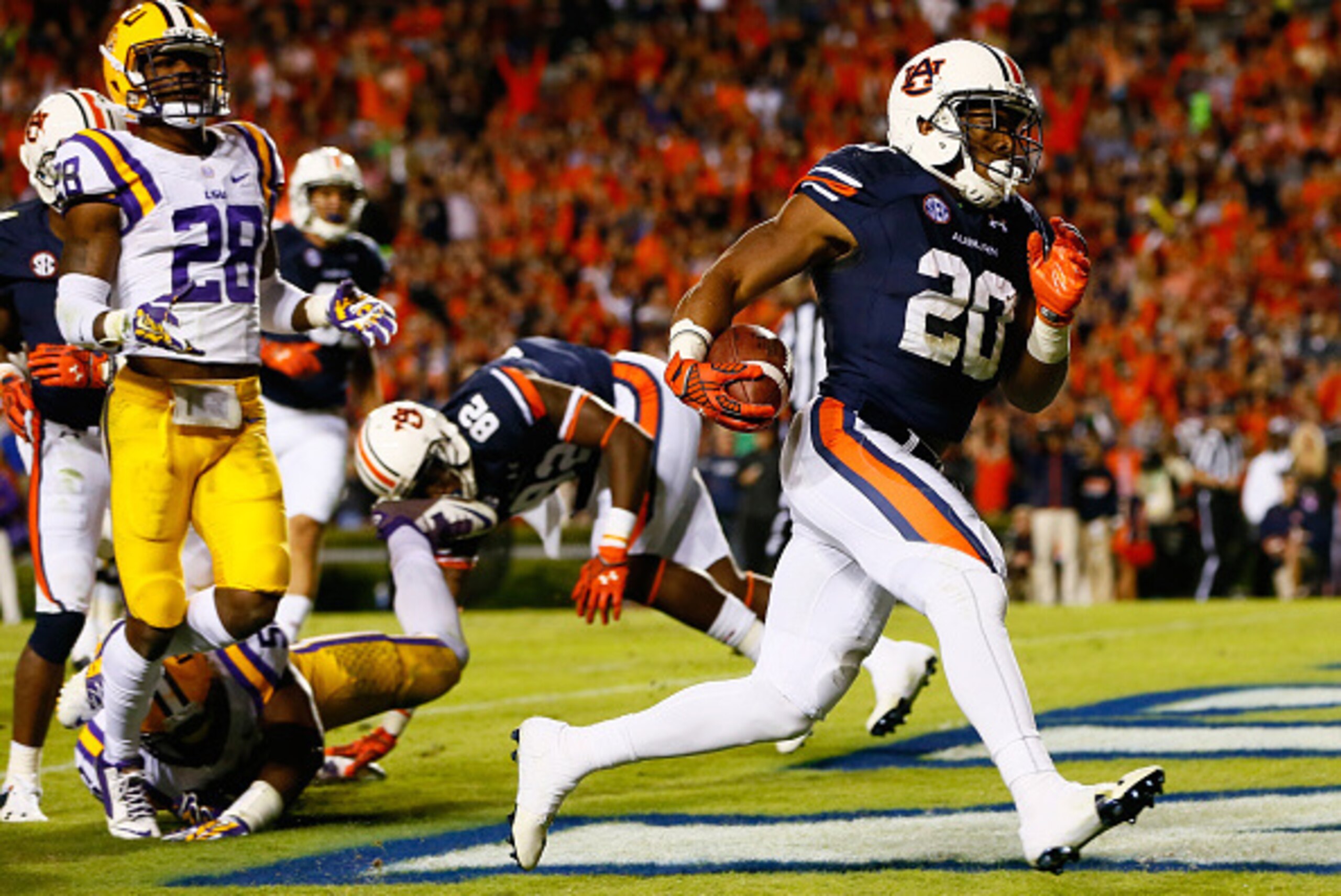 AUBURN, AL - OCTOBER 04:  Corey Grant #20 of the Auburn Tigers scores a touchdown against Jalen Mills #28 of the LSU Tigers at Jordan Hare Stadium on October 4, 2014 in Auburn, Alabama.  (Photo by Kevin C. Cox/Getty Images)