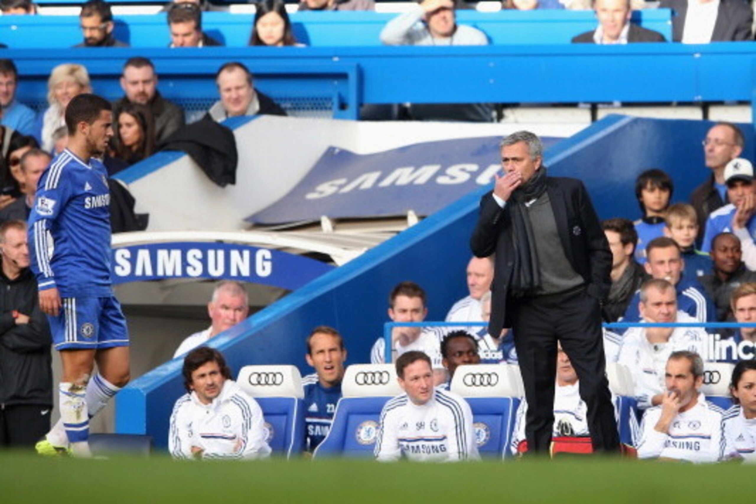 LONDON, ENGLAND - OCTOBER 19: Chelsea manager Jose Mouinho (R) gives instructions to Eden Hazard from the touchline during the Barclays Premier League match between Chelsea and Cardiff City at Stamford Bridge on October 19, 2013 in London, England.  (Phot