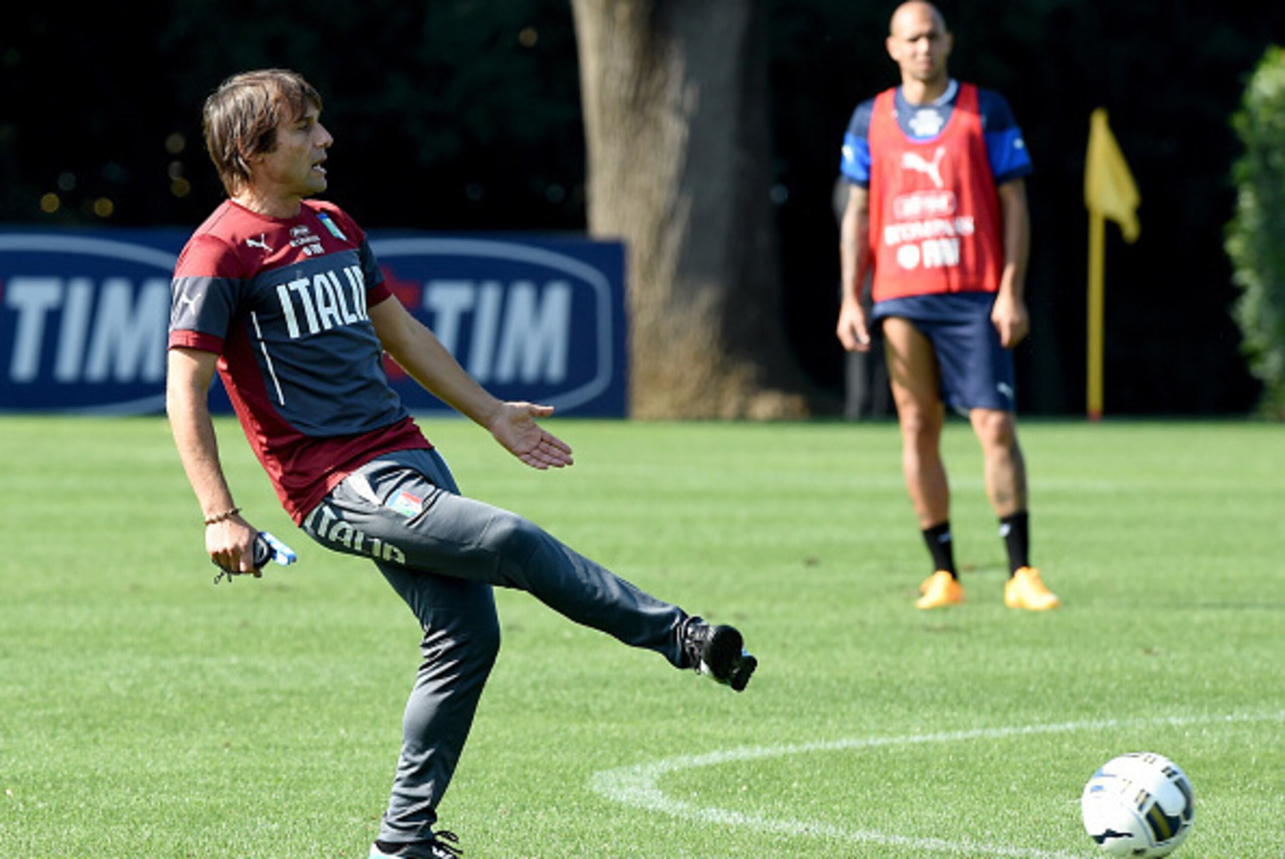 FLORENCE, ITALY - OCTOBER 06:  Coach Antonio Conte (L) during Italy Training Session at Coverciano on October 6, 2014 in Florence, Italy.  (Photo by Claudio Villa/Getty Images)