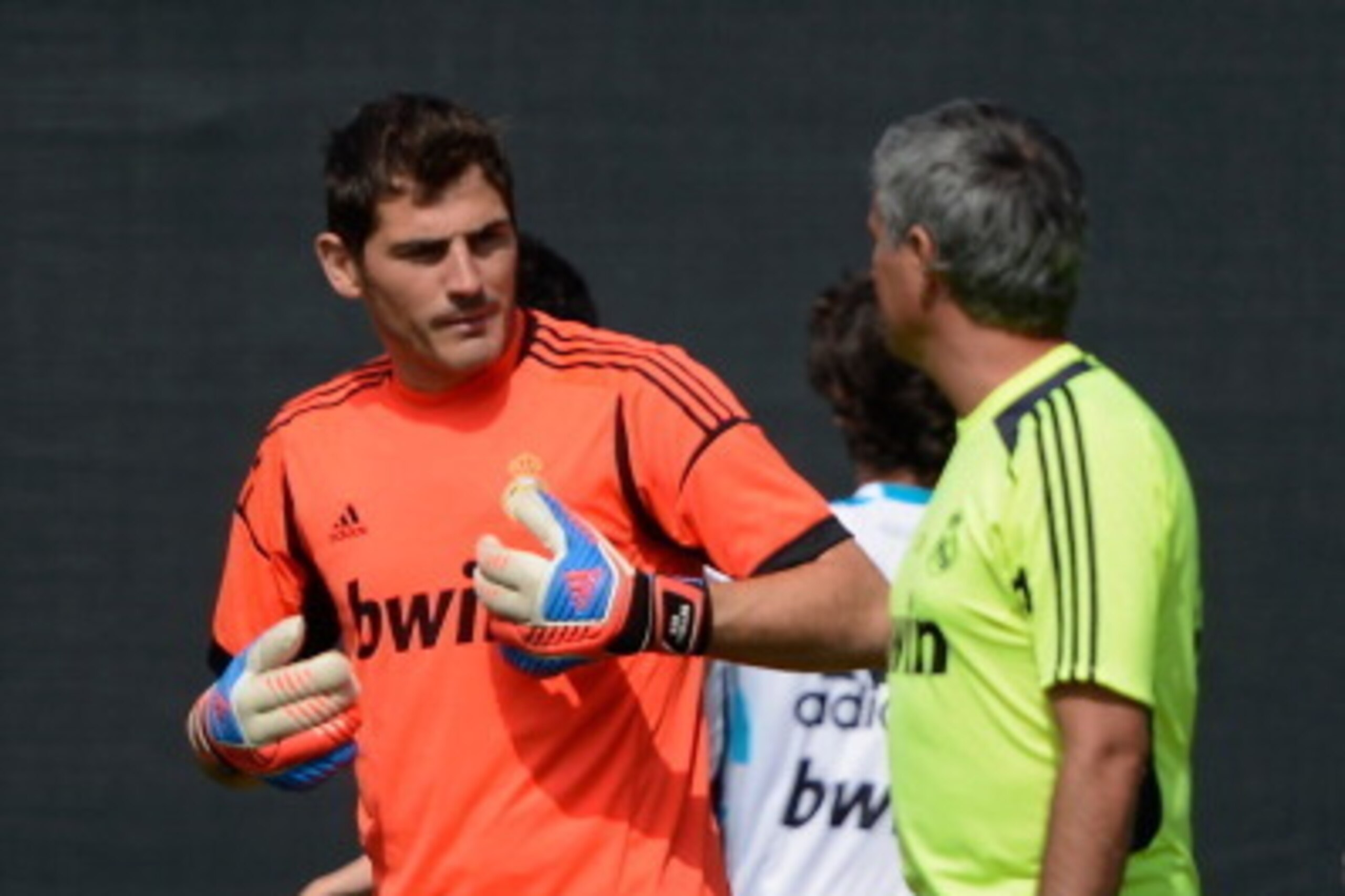 LOS ANGELES, CA - AUGUST 01: Head coach Jose Mourinho (R) of Real Madrid speaks with goalkeeper Iker Casillas during a training session on the UCLA campus on August 1, 2012 in Los Angeles, California. Real Madrid will play a friendly soccer match agains LOS ANGELES, CA - AUGUST 01: Head coach Jose Mourinho (R) of Real Madrid speaks with goalkeeper Iker Casillas during a training session on the UCLA campus on August 1, 2012 in Los Angeles, California. Real Madrid will play a friendly soccer match agains
