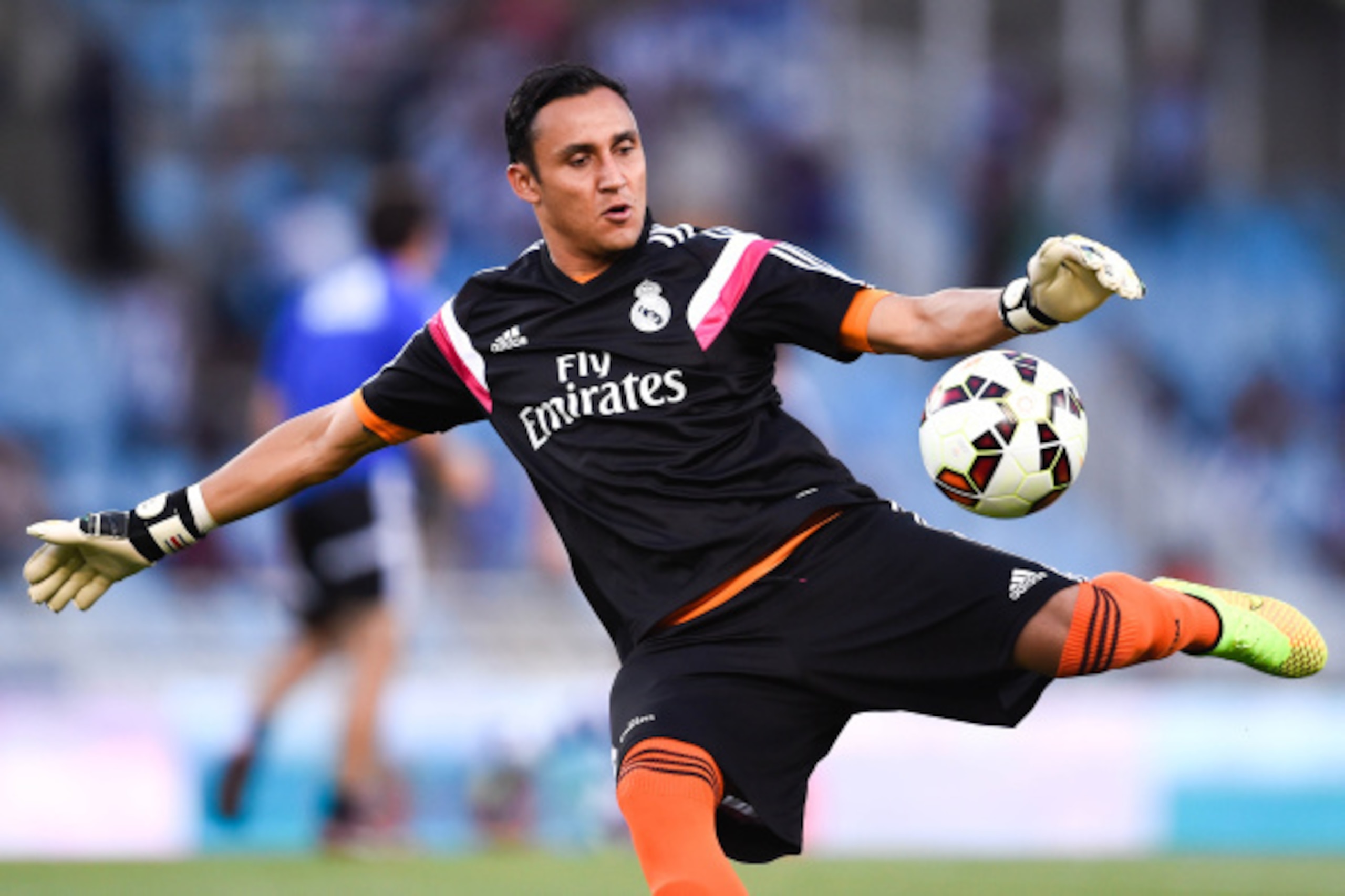 SAN SEBASTIAN, SPAIN - AUGUST 31: Keylor Navas of Real Madrid CF kicks the ball during the warm up prior to the La Liga match between Real Sociedad de Futbol and Real Madrid CF at Estadio Anoeta on August 31, 2014 in San Sebastian, Spain. (Photo by Davi SAN SEBASTIAN, SPAIN - AUGUST 31: Keylor Navas of Real Madrid CF kicks the ball during the warm up prior to the La Liga match between Real Sociedad de Futbol and Real Madrid CF at Estadio Anoeta on August 31, 2014 in San Sebastian, Spain. (Photo by Davi