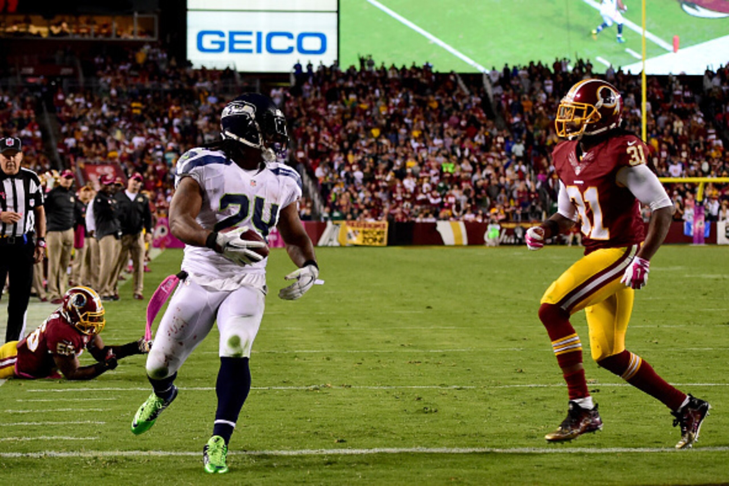 LANDOVER, MD - OCTOBER 06: Running back Marshawn Lynch #24 of the Seattle Seahawks scores a 4th quarter touchdown against the Washington Redskins at FedExField on October 6, 2014 in Landover, Maryland.  (Photo by Patrick Smith/Getty Images)