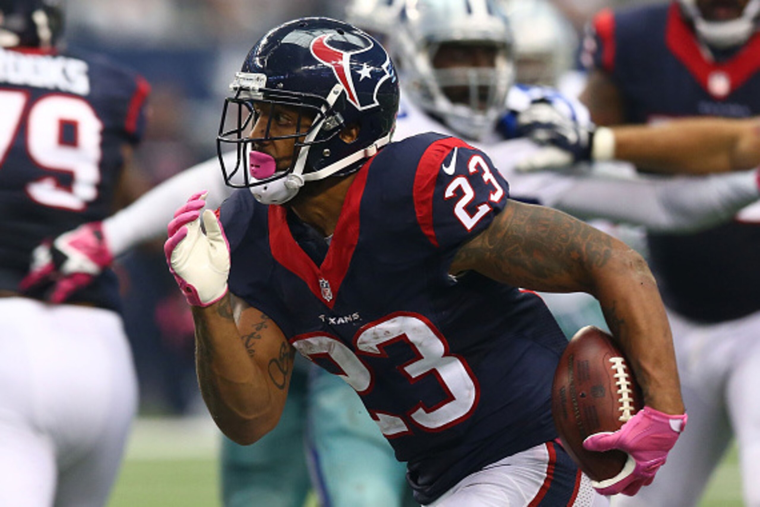 ARLINGTON, TX - OCTOBER 05:  Arian Foster #23 of the Houston Texans runs the ball against the Dallas Cowboys in the second half at AT&T Stadium on October 5, 2014 in Arlington, Texas.  (Photo by Ronald Martinez/Getty Images)