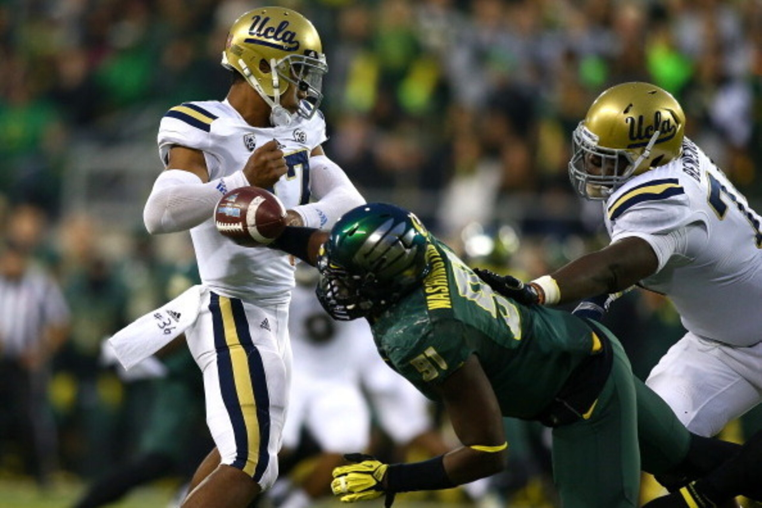 EUGENE, OR - OCTOBER 26: Tony Washington #91 of the Oregon Ducks strips the ball from Brett Hundley #17 of the UCLA Bruins on October 26, 2013 at the Autzen Stadium in Eugene, Oregon. (Photo by Jonathan Ferrey/Getty Images) EUGENE, OR - OCTOBER 26: Tony Washington #91 of the Oregon Ducks strips the ball from Brett Hundley #17 of the UCLA Bruins on October 26, 2013 at the Autzen Stadium in Eugene, Oregon. (Photo by Jonathan Ferrey/Getty Images)