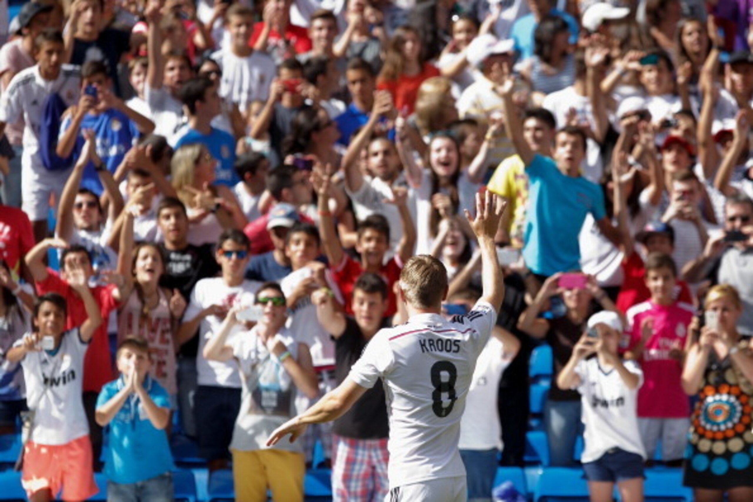 MADRID, SPAIN - JULY 17:  Toni Kroos waves to fans in his new Real Madrid shirt during his official unveiling at Santiago Bernabeu Stadium on July 17, 2014 in Madrid, Spain. Toni Kroos who won the World Cup with Germany in Brazil is Real Madrid's first si