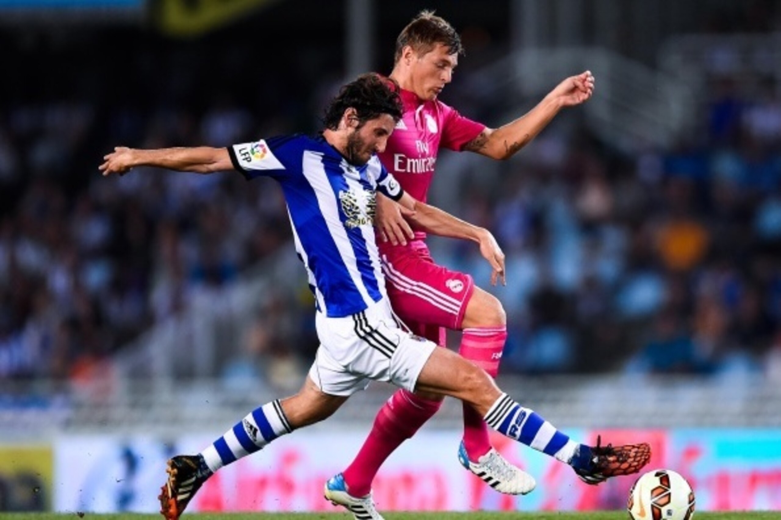 SAN SEBASTIAN, SPAIN - AUGUST 31:  Toni Kroos of Real Madrid CF competes for the ball with Esteban Granero of Real Sociedad during the La Liga match between Real Sociedad de Futbol and Real Madrid CF at Estadio Anoeta on August 31, 2014 in San Sebastian, 