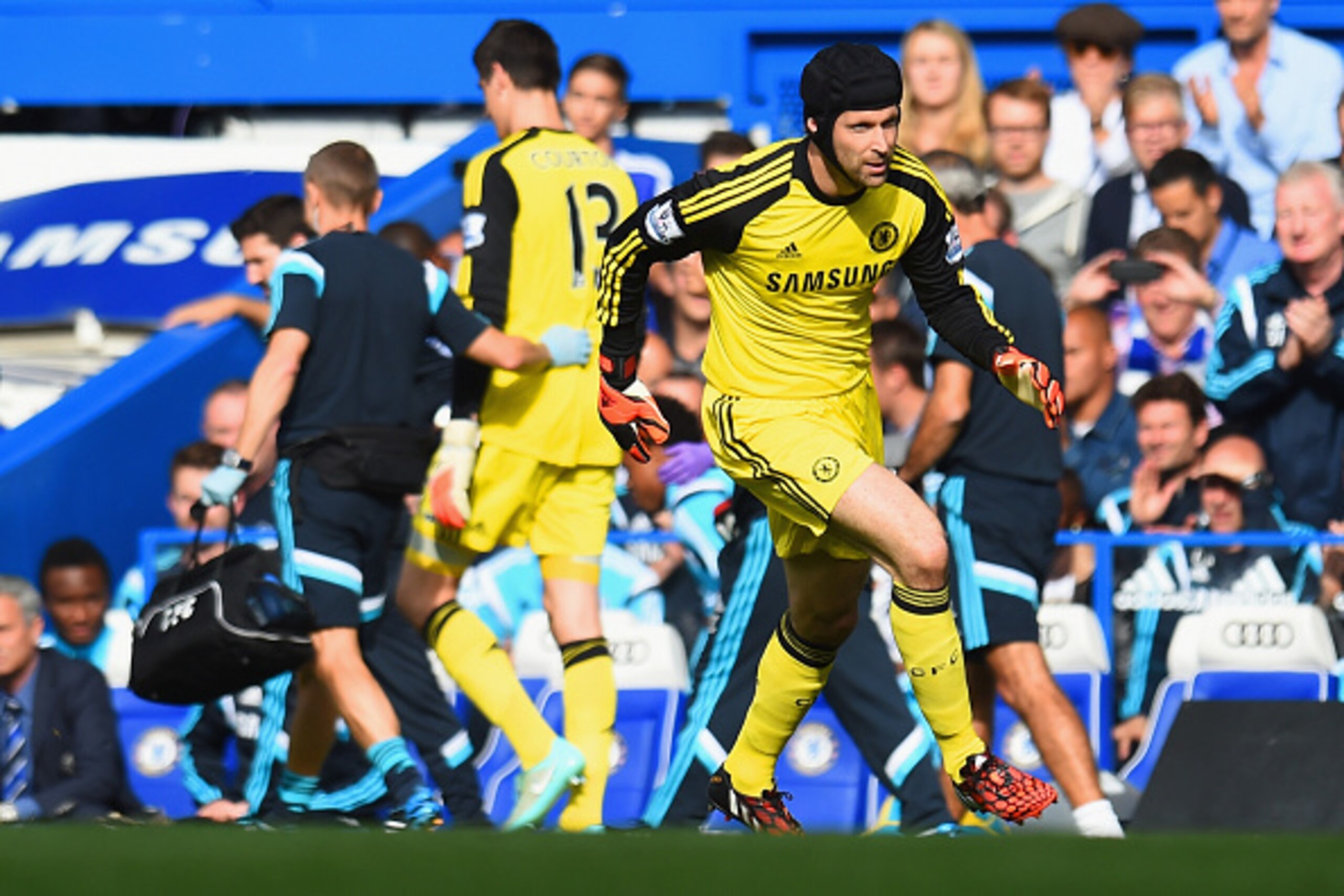 LONDON, ENGLAND - OCTOBER 05:  Petr Cech of Chelsea replaces Thibaut Courtois of Chelsea during the Barclays Premier League match between Chelsea and Arsenal at Stamford Bridge on October 4, 2014 in London, England.  (Photo by Shaun Botterill/Getty Images