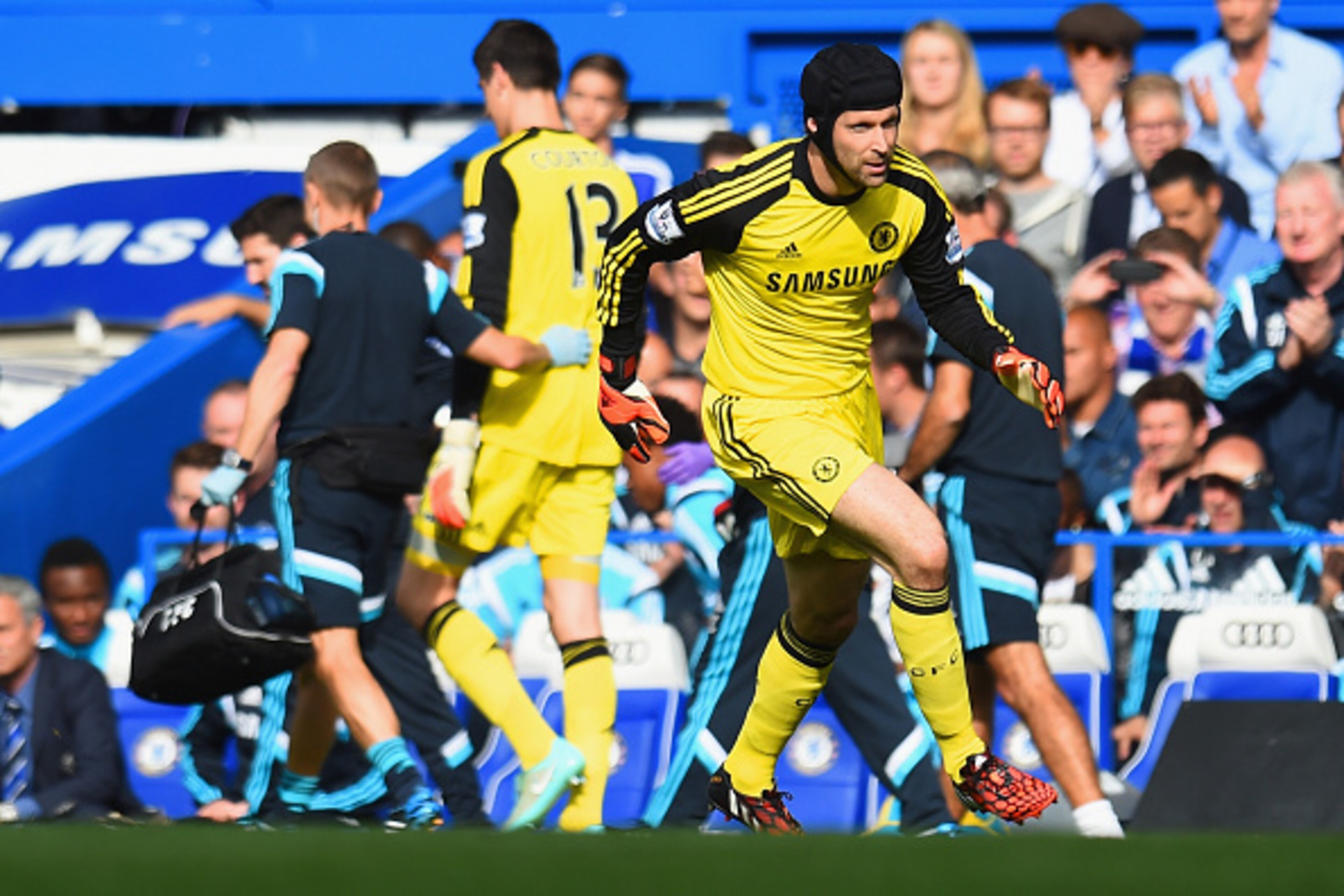 LONDON, ENGLAND - OCTOBER 05:  Petr Cech of Chelsea replaces Thibaut Courtois of Chelsea during the Barclays Premier League match between Chelsea and Arsenal at Stamford Bridge on October 4, 2014 in London, England.  (Photo by Shaun Botterill/Getty Images