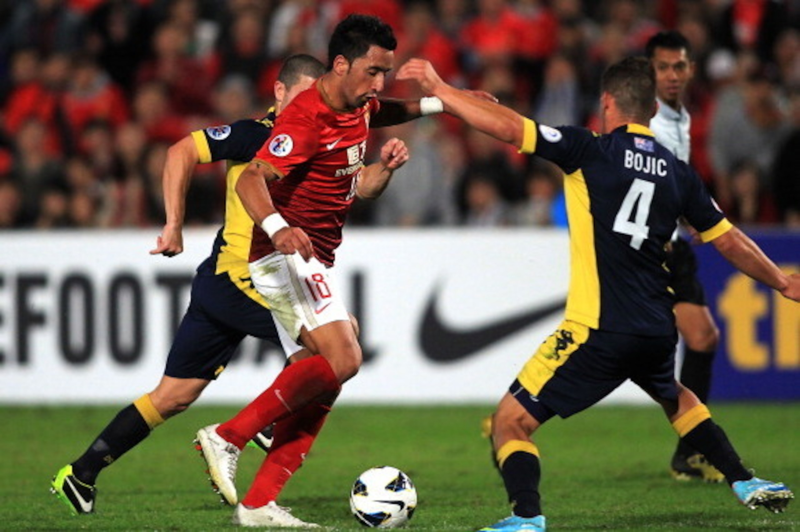 GOSFORD, AUSTRALIA - MAY 15: Pedj Bojic of the Mariners contests the ball against Lucas Ramon Barrios of Evergrande  during the AFC Asian Champions League match between the Central Coast Mariners and Guangzhou Evergrande at Bluetongue Stadium on May 15, 2