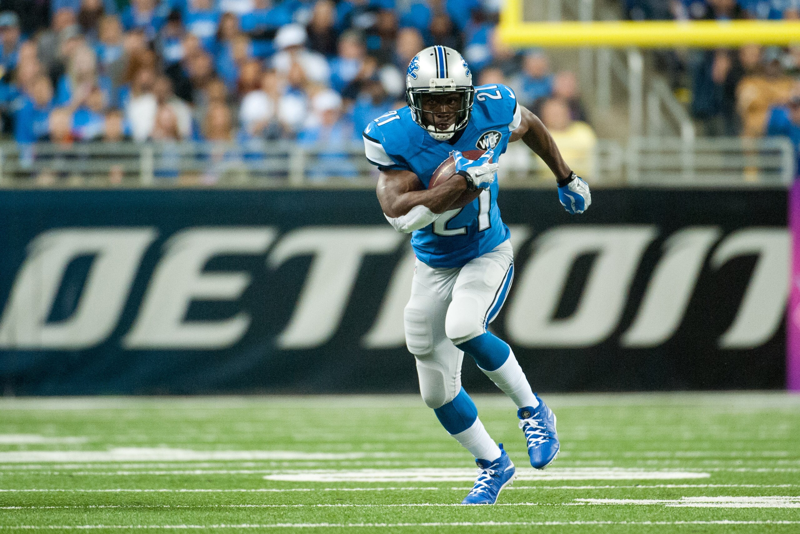 Oct 5, 2014; Detroit, MI, USA; Detroit Lions running back Reggie Bush (21) runs the ball during the first quarter against the Buffalo Bills at Ford Field. Mandatory Credit: Tim Fuller-USA TODAY Sports
