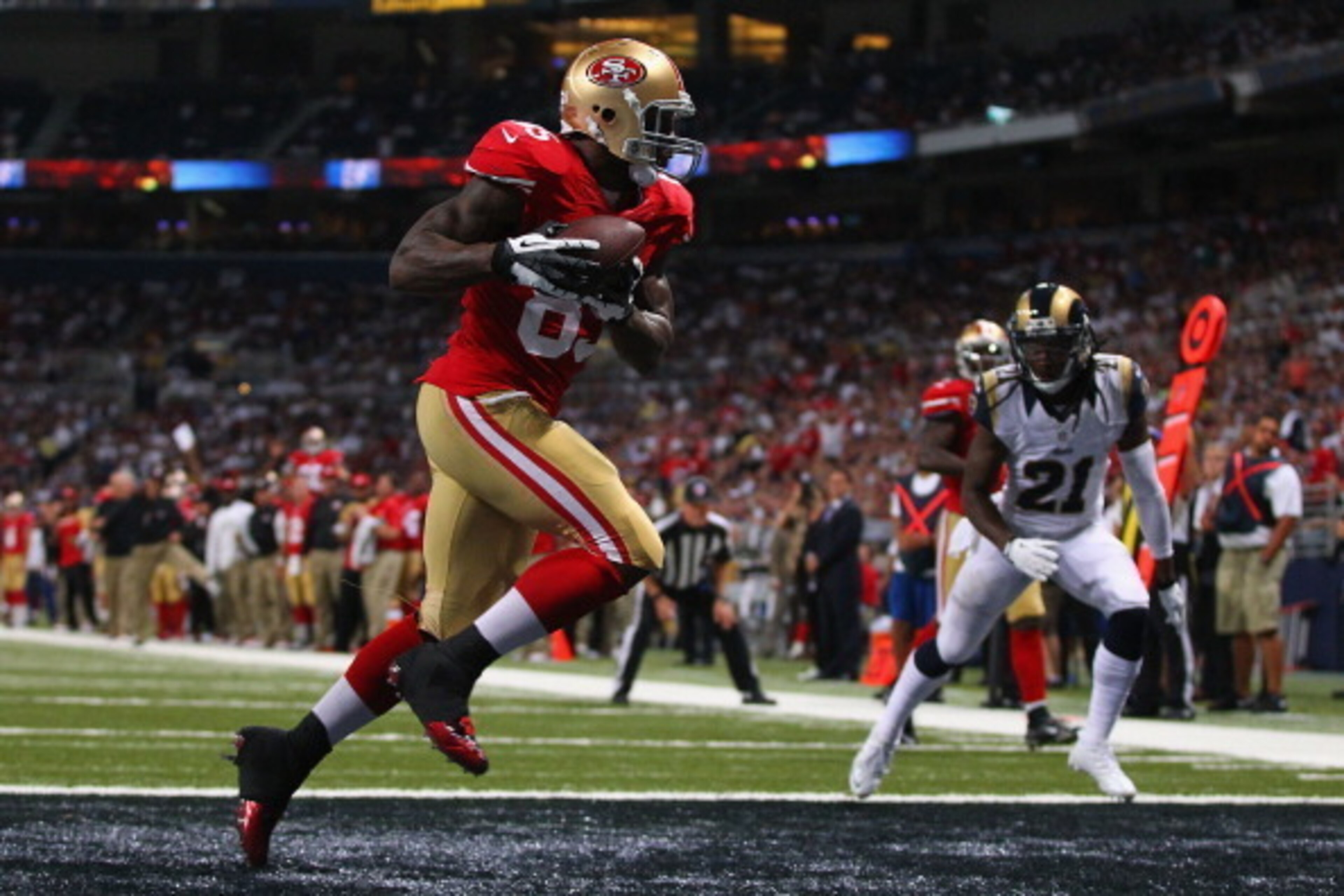 ST. LOUIS, MO - SEPTEMBER 26: Vernon Davis #85 of the San Francisco 49ers catches a touchdown pass against Janoris Jenkins #21 of the St. Louis Rams at the Edward Jones Dome on September 26, 2013 in St. Louis, Missouri.  The 49ers beat the rams 35-11.  (P