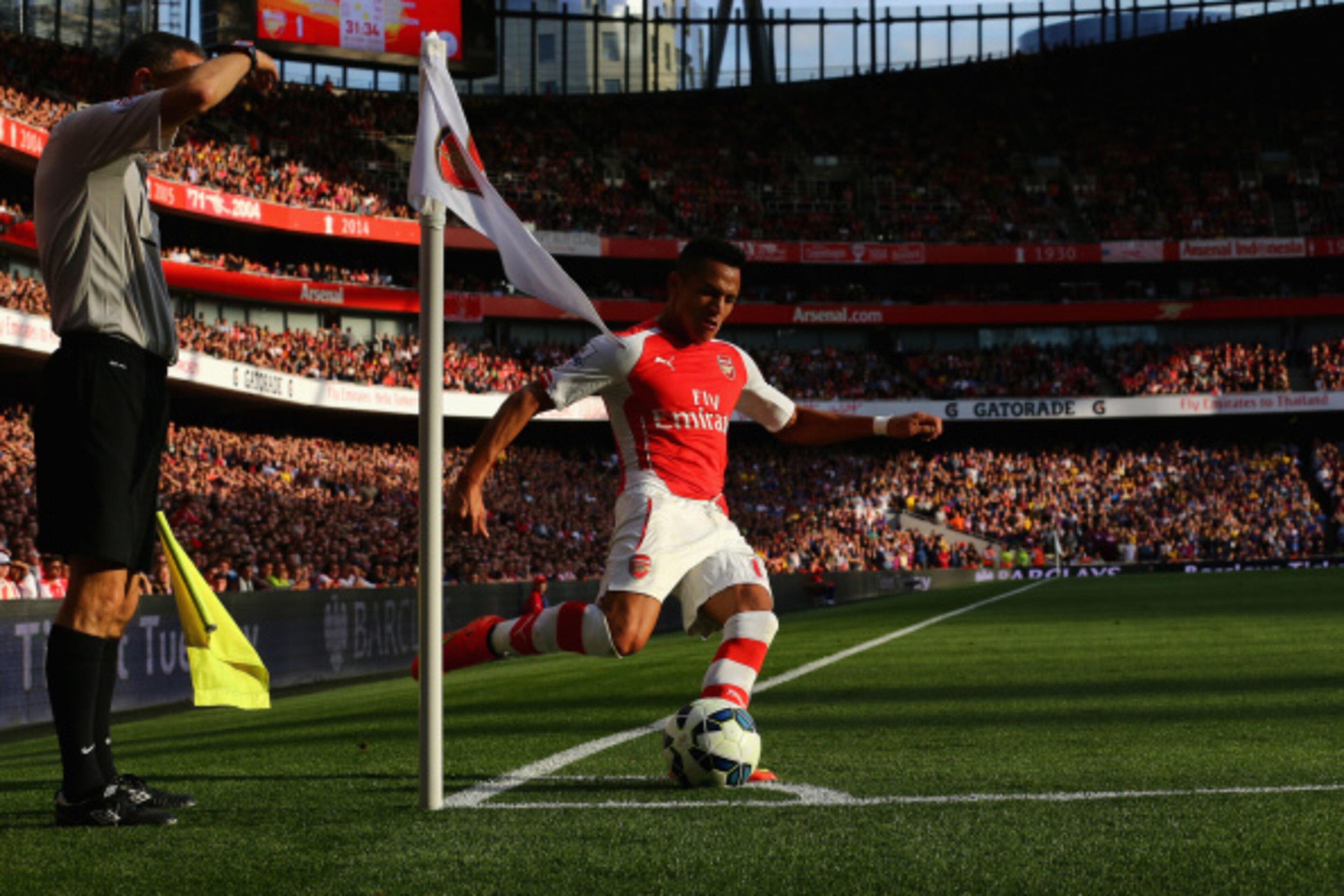 LONDON, ENGLAND - AUGUST 16:  Alexis Sanchez of Arsenal in action during the Barclays Premier League match between Arsenal and Crystal Palace at Emirates Stadium on August 16, 2014 in London, England.  (Photo by Clive Mason/Getty Images)