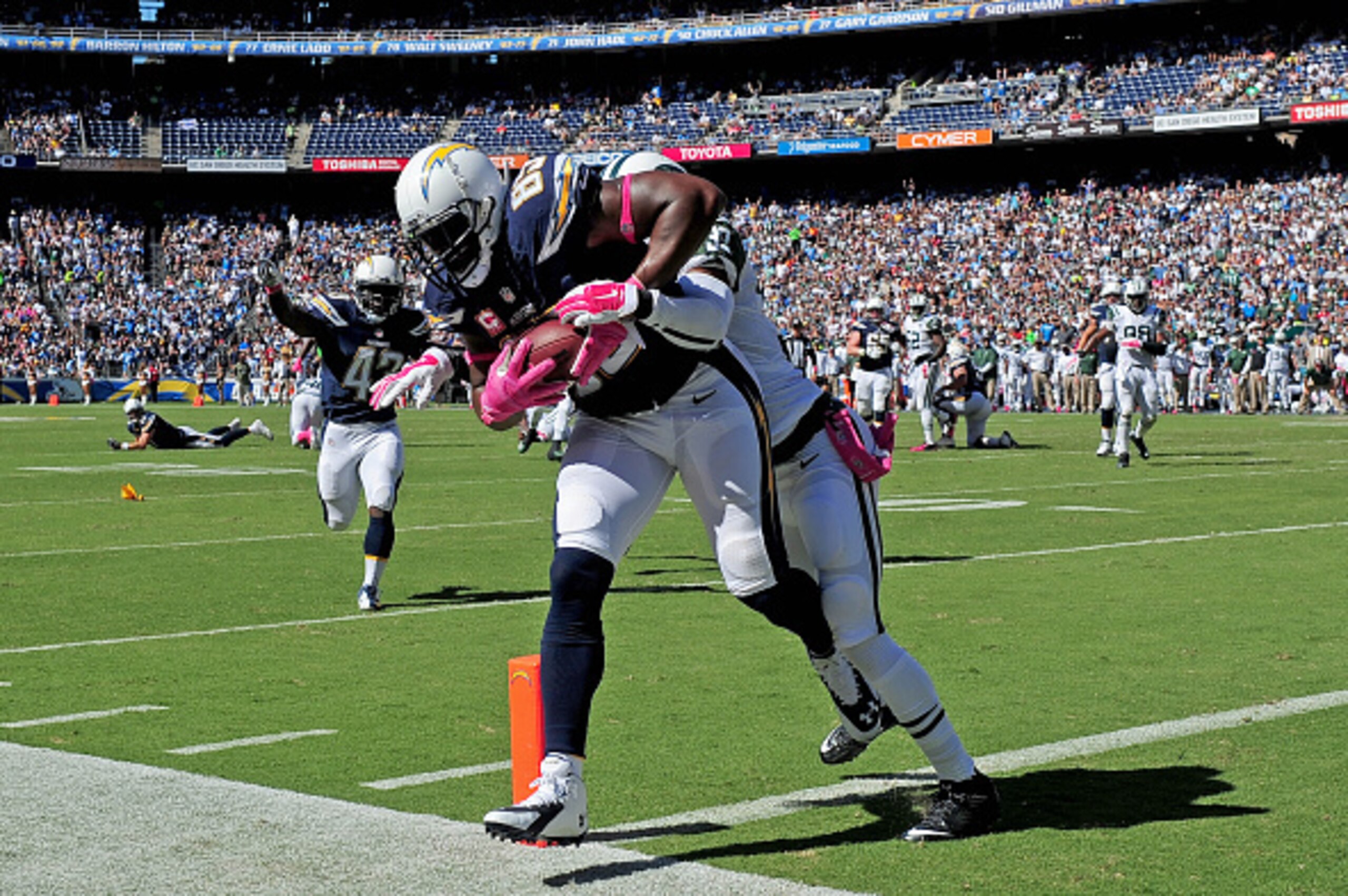 SAN DIEGO - OCTOBER 5:  Antonio Gates #85 of the San Diego Chargers catches a touchdown pass against Antonio Allen #39 the New York Jets during their NFL game at Qualcomm Stadium on October 5, 2014 in San Diego, California. (Photo by Donald Miralle/Getty 
