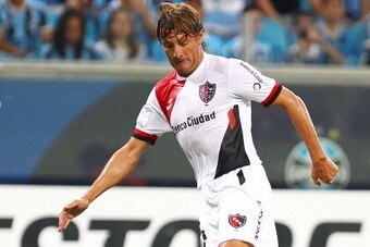 PORTO ALEGRE, BRAZIL - MARCH 13: Gabriel Heinze of Newell's Old Boys runs for the ball during the Copa Bridgestone Libertadores 2014 match between Gremio v Newell's Old Boys (ARG) at Arena do Gremio Stadium on March 13, 2014 in Porto Alegre, Brazil. (Phot