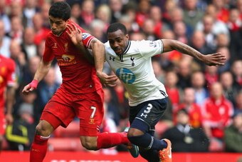 LIVERPOOL, ENGLAND - MARCH 30:  Luis Suarez of Liverpool competes with Danny Rose of Tottenham Hotspur during the Barclays Premier League match between Liverpool and Tottenham Hotspur at Anfield on March 30, 2014 in Liverpool, England.  (Photo by Alex Liv
