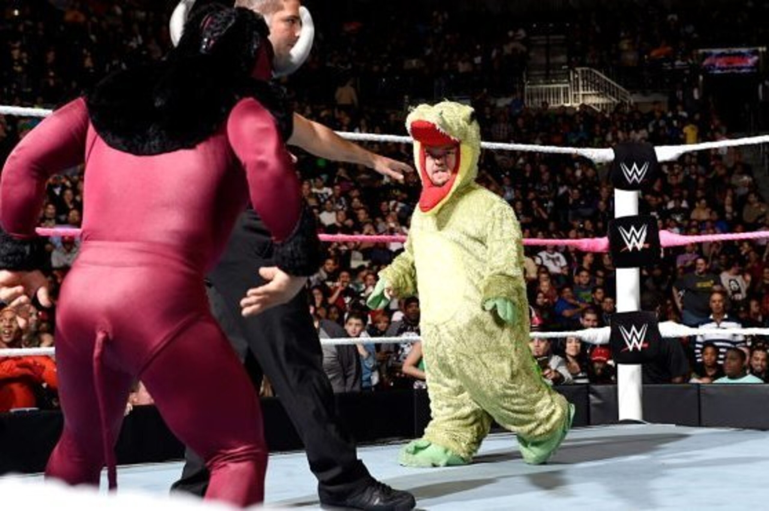 El Torito and Mini-Gator (Hornswoggle) stare each other down.