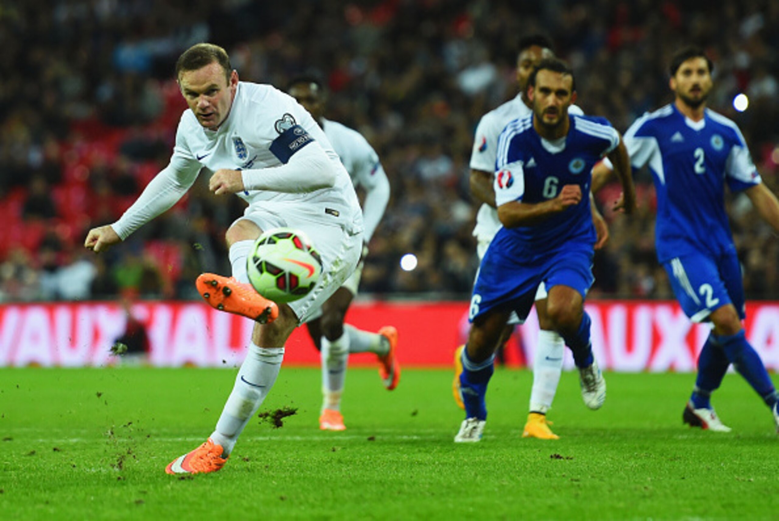 LONDON, ENGLAND - OCTOBER 09:  Wayne Rooney of England scores their second goal from the penalty spot during the EURO 2016 Group E Qualifying match between England and San Marino at Wembley Stadium on October 9, 2014 in London, England.  (Photo by Shaun B