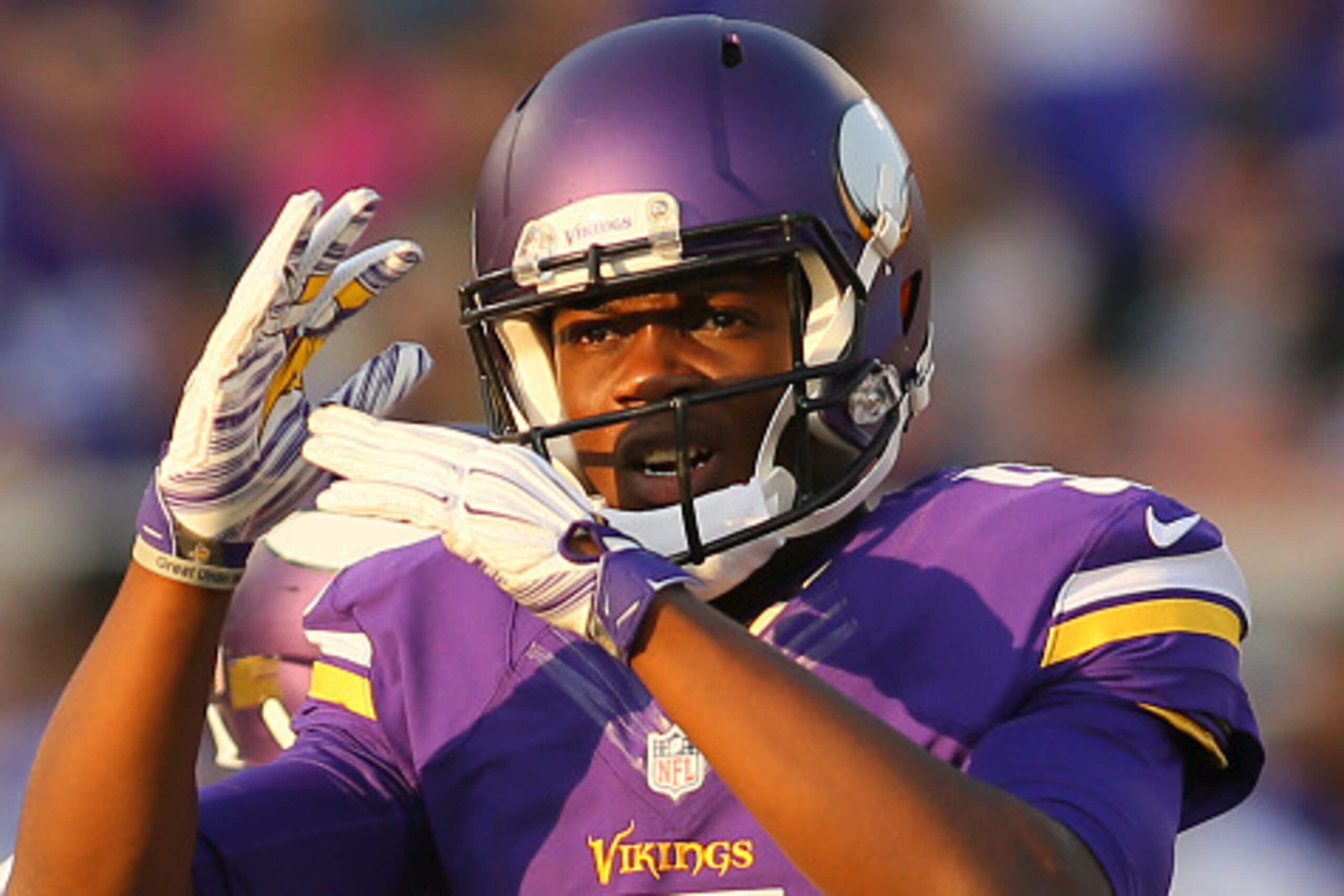 MINNEAPOLIS, MN - SEPTEMBER 28:  Teddy Bridgewater #5 of the Minnesota Vikings calls a time out against the Atlanta Falcons at TCF Bank Stadium on September 28, 2014 in Minneapolis, Minnesota. (Photo by Adam Bettcher/Getty Images)