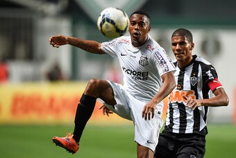 BELO HORIZONTE, BRAZIL - SEPTEMBER 25: Leonardo Silva #3 of Atletico MG and Robinho #7 of Santos battle for the ball during a match between Atletico MG and Santos as part of Brasileirao Series A 2014 at Independencia stadium on September 25, 2014 in Belo 