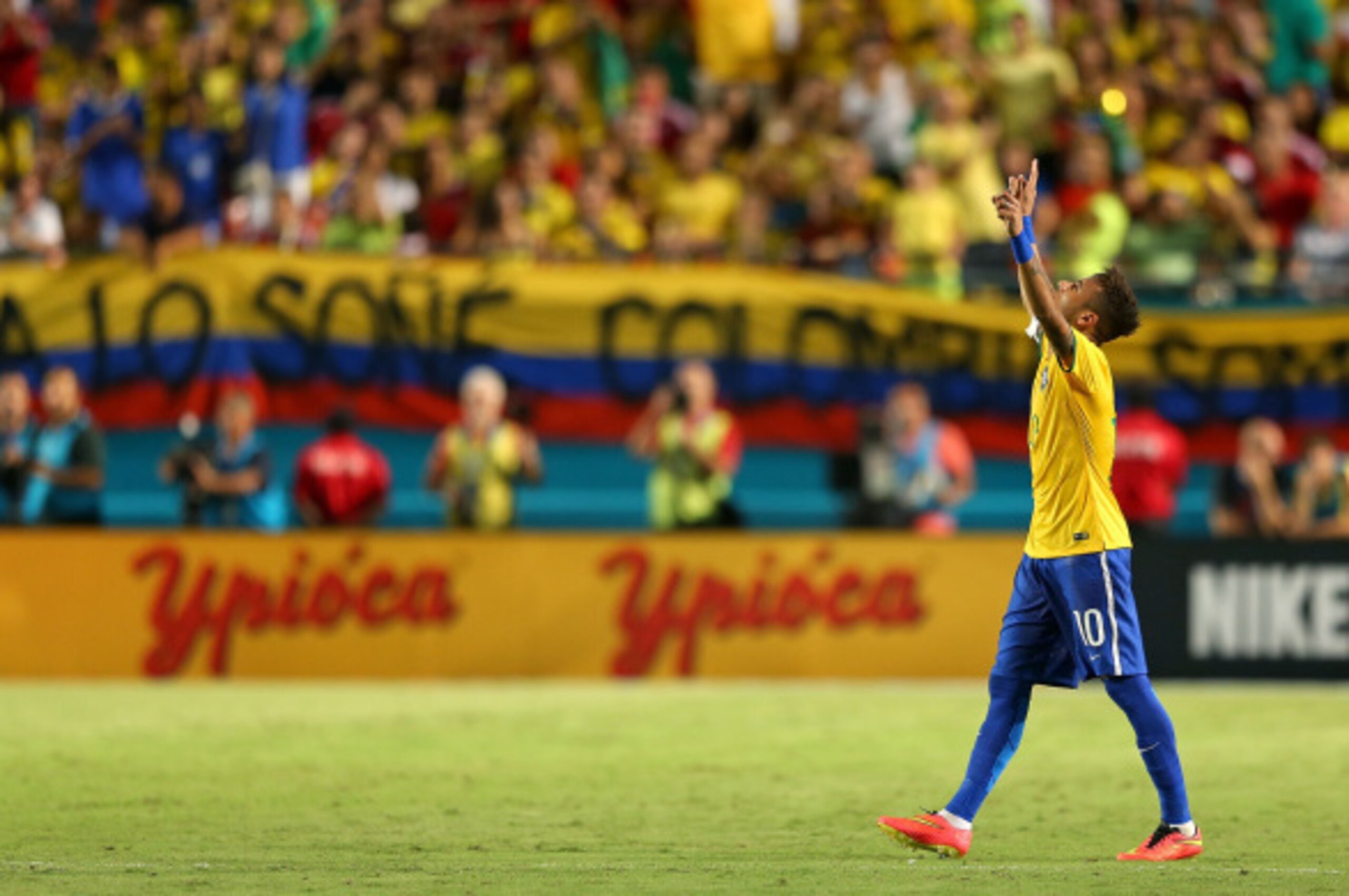 MIAMI GARDENS, FL - SEPTEMBER 05:  Neymar #10 of Brazil celebrates a goal during an International Soccer friendly against Colombia at Sun Life Stadium on September 5, 2014 in Miami Gardens, Florida.  (Photo by Mike Ehrmann/Getty Images)