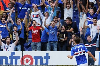 GENOA, ITALY - OCTOBER 05:  Manolo Gabbiadini of UC Sampdoria celebrating goal in front of his fans during the Serie A match between UC Sampdoria and Atalanta BC  at Stadio Luigi Ferraris on October 5, 2014 in Genoa, Italy.  (Photo by Pier Marco Tacca/Get