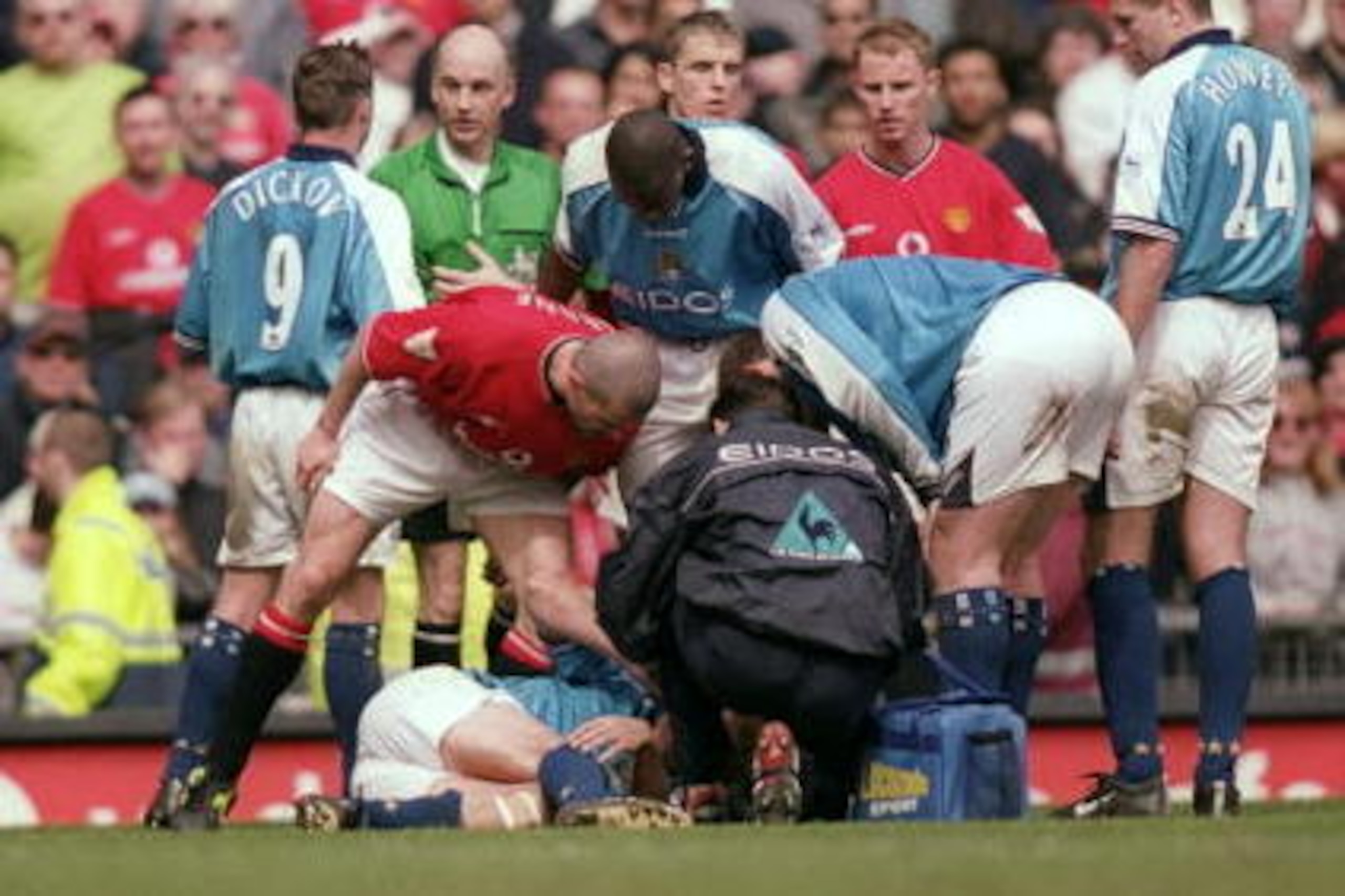 21 Apr 2001:  Roy Keane of Manchester United shouts at Alf Inge Haaland of Manchester City following his red card during the FA Carling Premiership match played at Old Trafford, in Manchester, England. The match ended in a 1-1 draw. \ Mandatory Credit: Ga