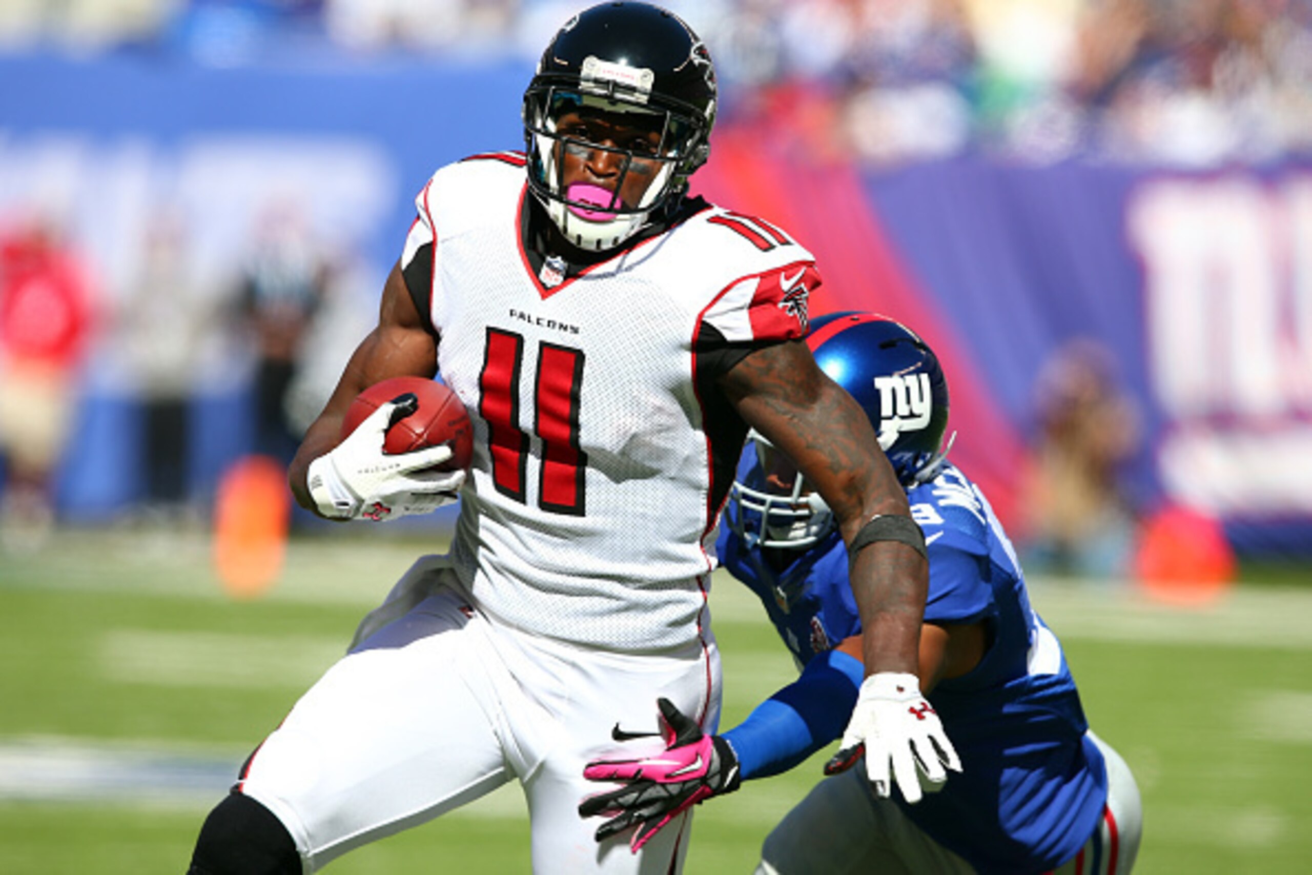 EAST RUTHERFORD, NJ - OCTOBER 05:  Wide receiver Julio Jones #11 of the Atlanta Falcons runs the ball after a catch in the first quarter against cornerback Trumaine McBride #38 of the New York Giants during their game at MetLife Stadium on October 5, 2014