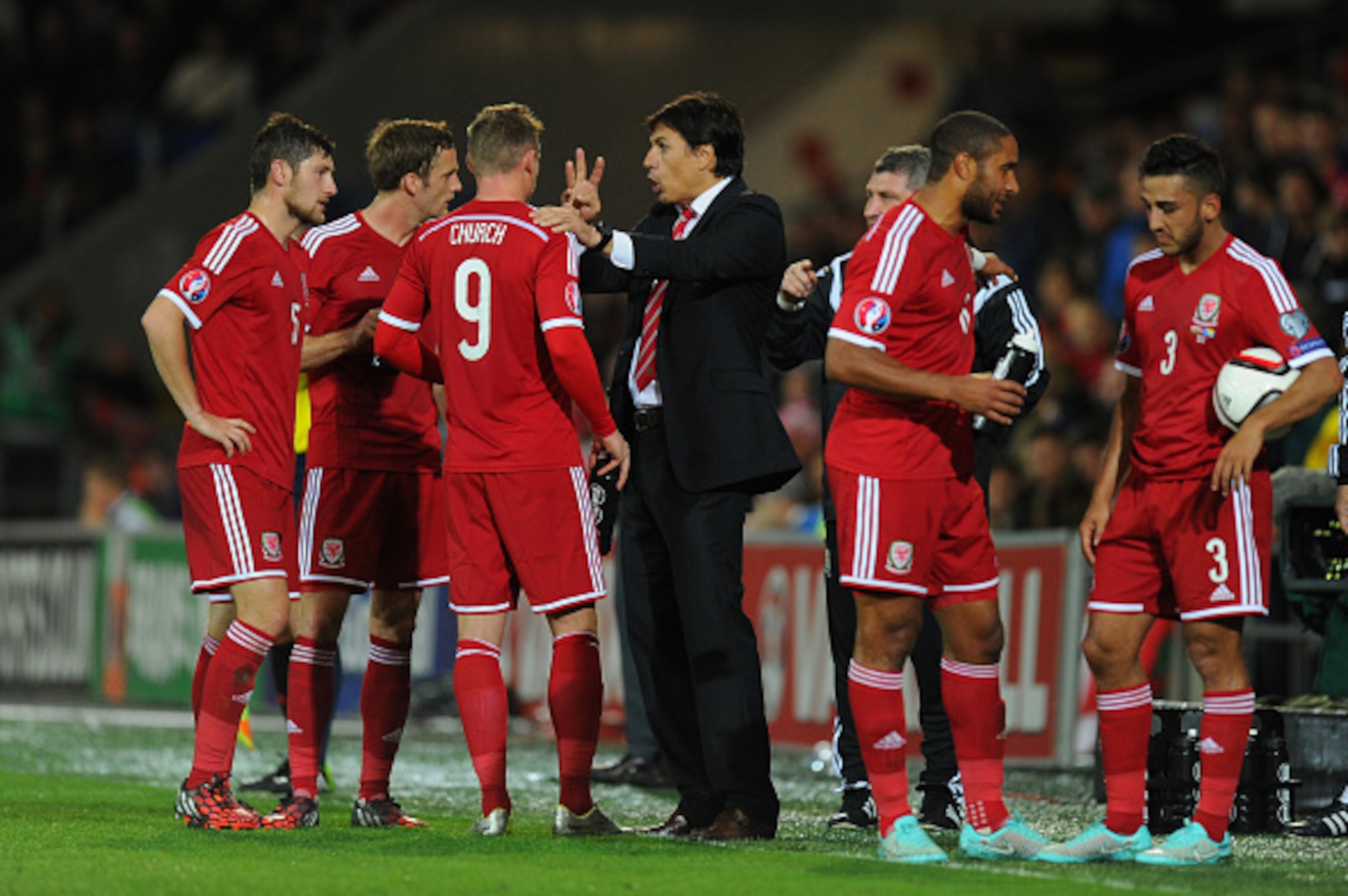 CARDIFF, WALES - OCTOBER 10:  Wales coach Chris Coleman (c) instructs his players  during the EURO 2016 Qualifier match between Wales and Bosnia and Herzegovina at Cardiff City Stadium on October 10, 2014 in Cardiff, Wales.  (Photo by Stu Forster/Getty Im
