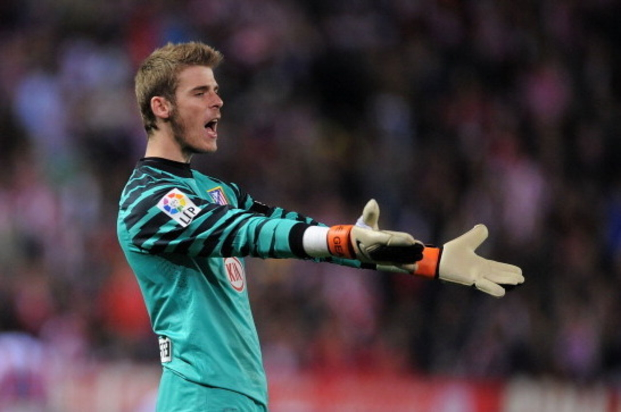 MADRID, SPAIN - MARCH 19: David De Gea of Atletico Madrid reacts during the La Liga match between Atletico Madrid and Real Madrid at Vicente Calderon Stadium on March 19, 2011 in Madrid, Spain.  (Photo by Denis Doyle/Getty Images)