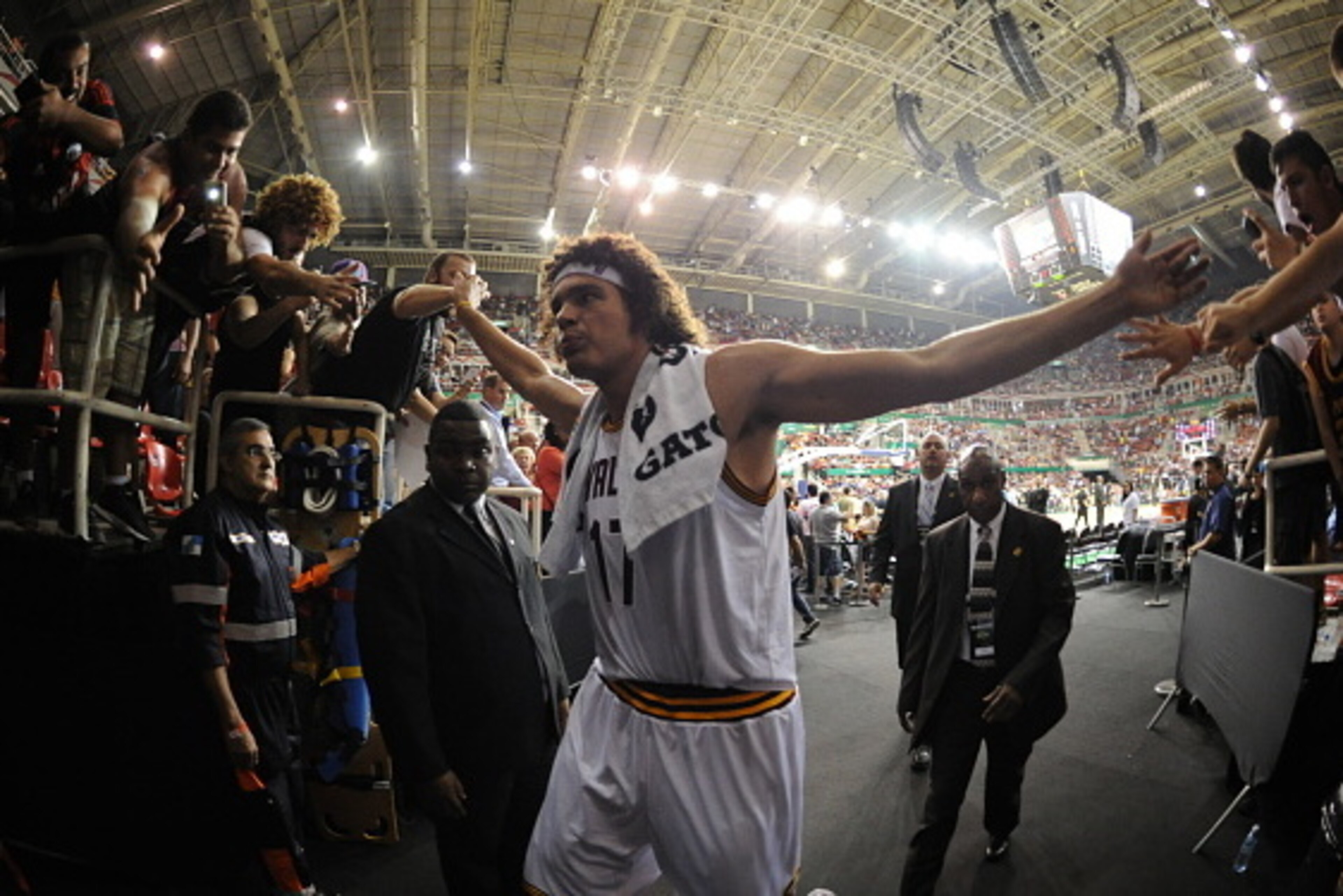 RIO DE JANEIRO, BRAZIL - OCTOBER 11:  Anderson Varejao #17 of the Cleveland Cavaliers high fives the fans after a game against the Miami Heat at the HSBC Arena as a part of NBA Global Games on October 11, 2014 in Rio de Janeiro, Brazil.  NOTE TO USER:  Us