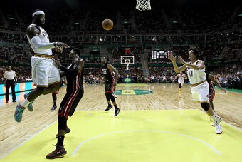 RIO DE JANEIRO, BRAZIL - OCTOBER 11:  Anderson Varejao #17 of the Cleveland Cavaliers shoots the ball to LeBron James #23 at HSBC Arena on October 11, 2014 in Rio de Janeiro, Brazil.  (Photo by Buda Mendes/Getty Images)