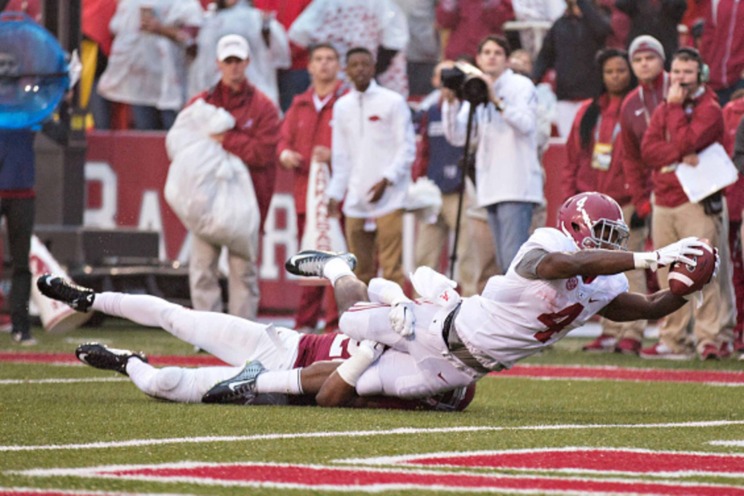 FAYETTEVILLE, AR - OCTOBER 11:  T.J. Yeldon #4 of the Alabama Crimson Tide stretches for a touchdown against the Arkansas Razorbacks at Razorback Stadium on October 11, 2014 in Fayetteville, Arkansas.  (Photo by Wesley Hitt/Getty Images)