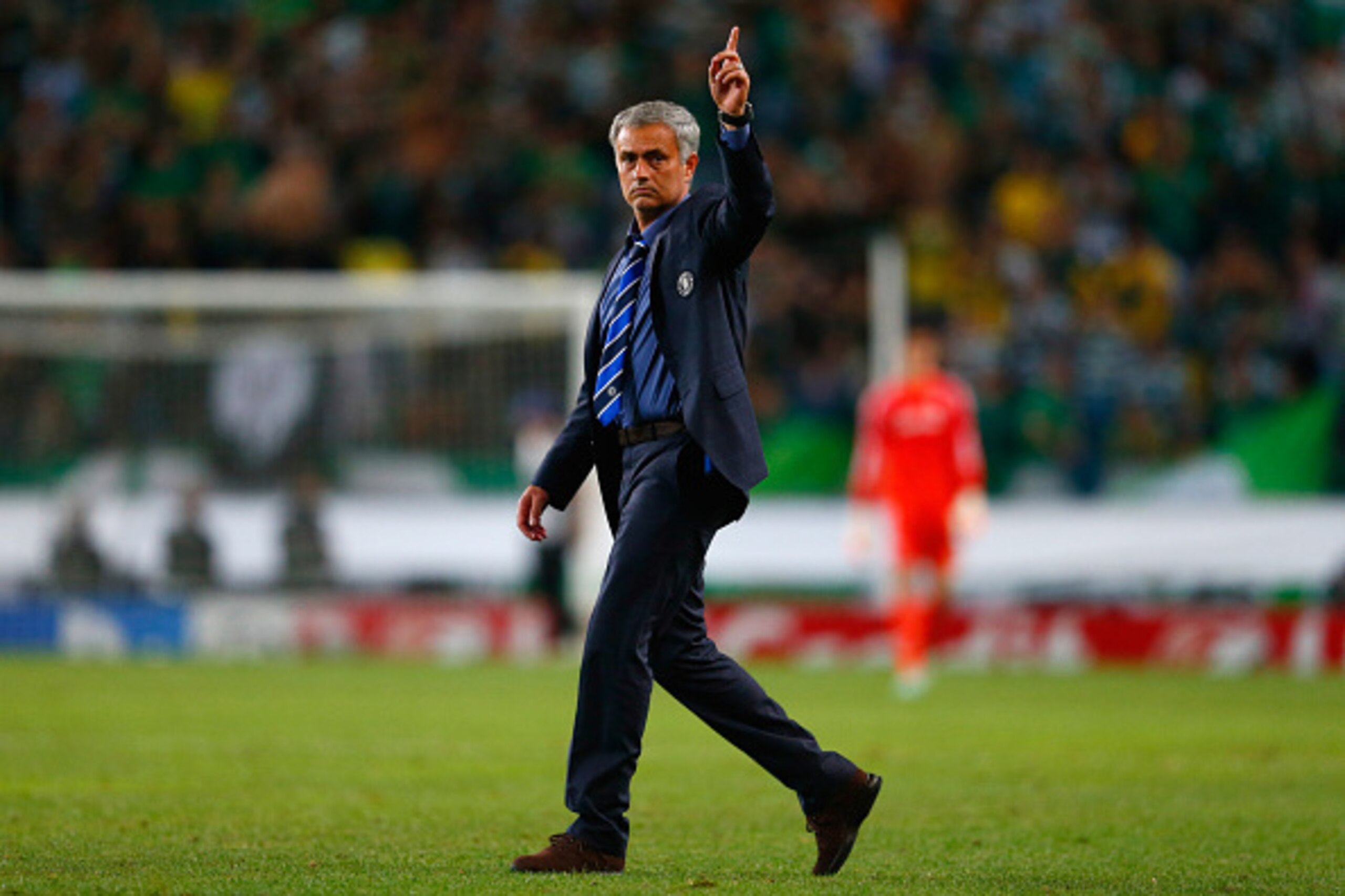 LISBON, PORTUGAL - SEPTEMBER 30:  Jose Mourinho manager of Chelsea salutes the travelling fans after the UEFA Champions League Group G match between Sporting Clube de Portugal and Chelsea FC at Estadio Jose Alvalade on September 30, 2014 in Lisbon, Portug