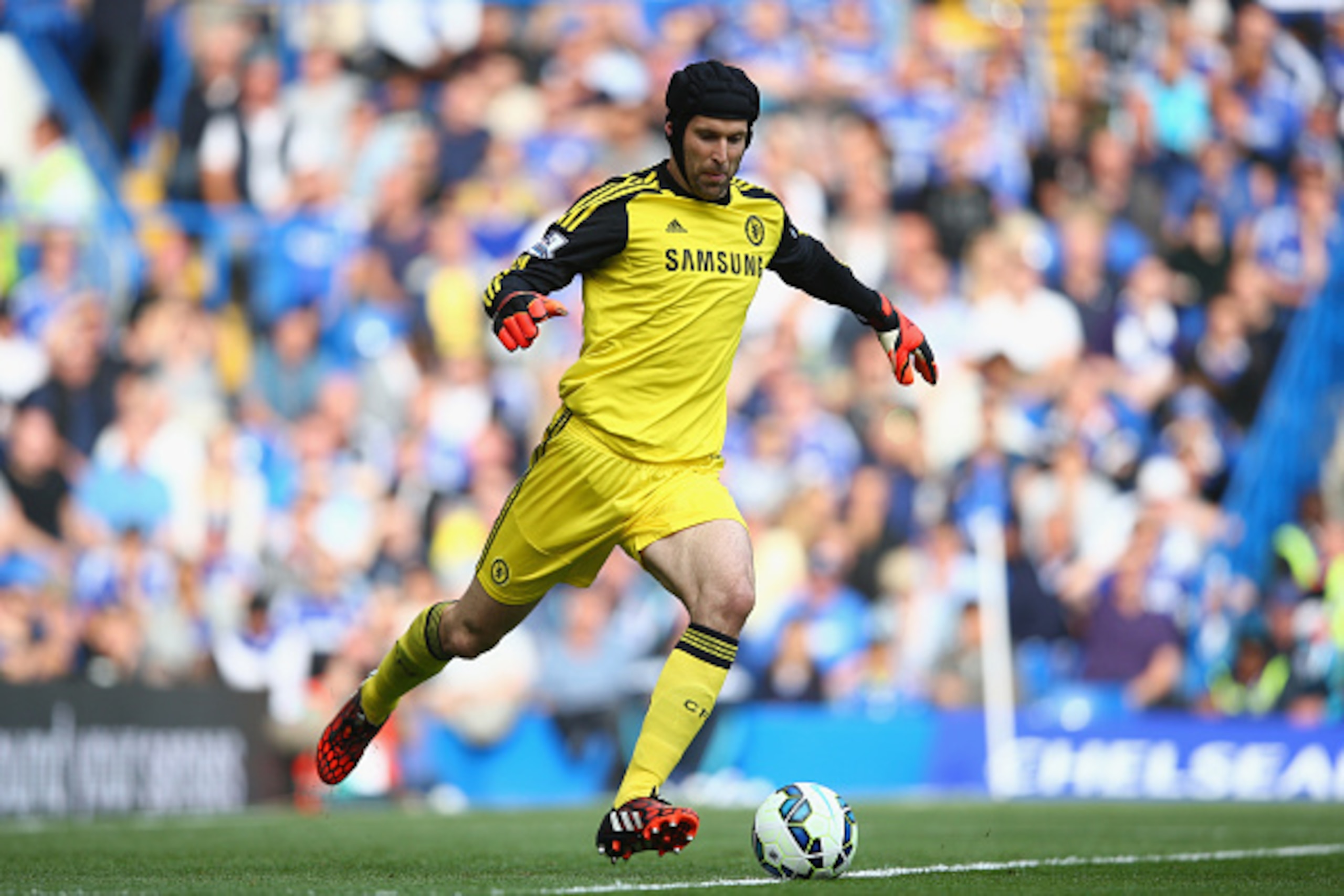 LONDON, ENGLAND - OCTOBER 05:  Petr Cech of Chelsea in action during the Barclays Premier League match between Chelsea and Arsenal at Stamford Bridge on October 4, 2014 in London, England.  (Photo by Paul Gilham/Getty Images)