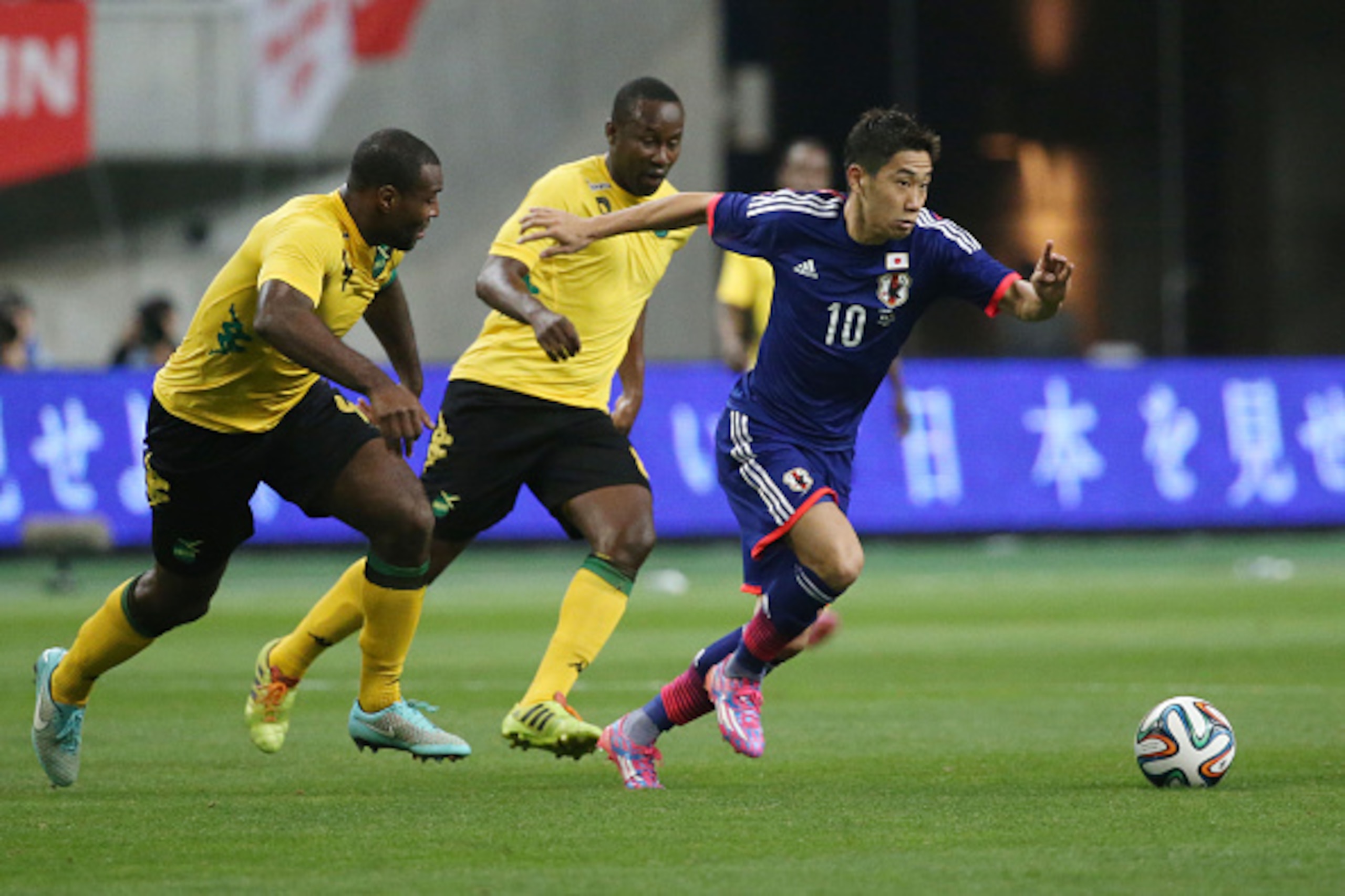 NIIGATA, JAPAN - OCTOBER 10:  Shinji Kagawa of Japan in action during the international friendly match between Japan and Jamaica at Denka Big Swan Stadium on October 10, 2014 in Niigata, Japan.  (Photo by Atsushi Tomura/Getty Images)