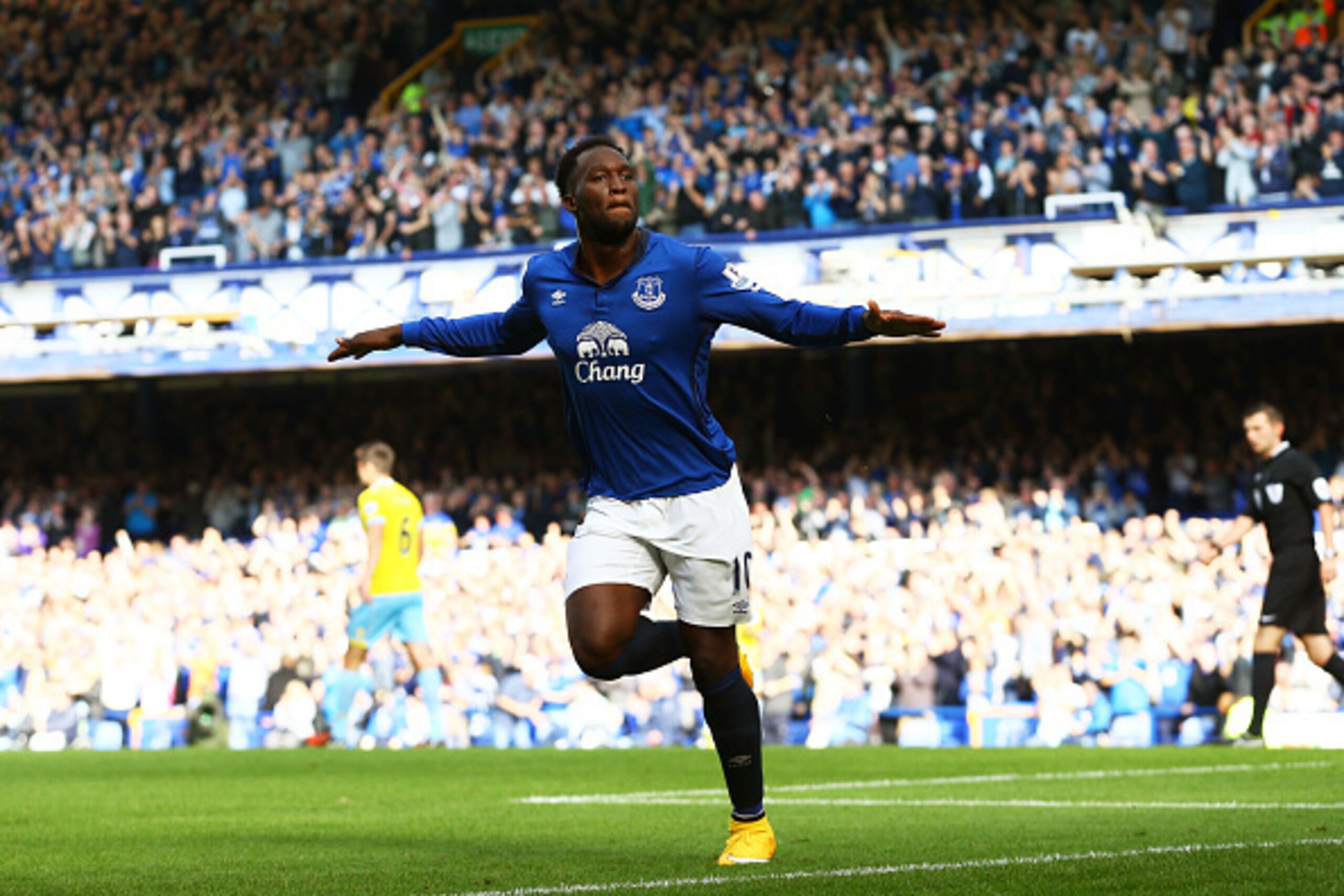 LIVERPOOL, ENGLAND - SEPTEMBER 21: Romelu Lukaku of Everton celebrates after scoring the opening goal during the Barclays Premier League match between Everton and Crystal Palace at Goodison Park on September 21, 2014 in Liverpool, England. (Photo by Jan LIVERPOOL, ENGLAND - SEPTEMBER 21: Romelu Lukaku of Everton celebrates after scoring the opening goal during the Barclays Premier League match between Everton and Crystal Palace at Goodison Park on September 21, 2014 in Liverpool, England. (Photo by Jan