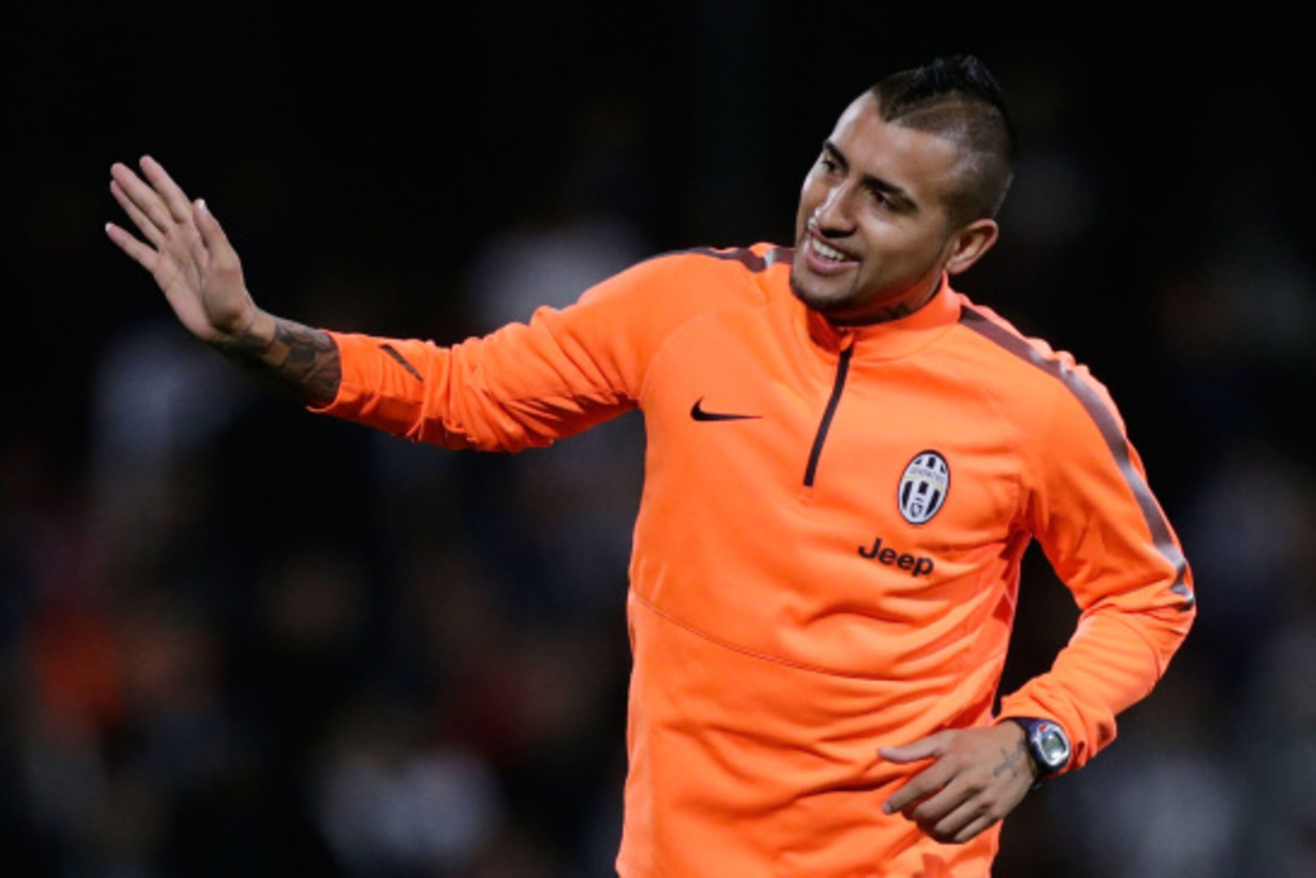 SYDNEY, AUSTRALIA - AUGUST 09:  Arturo Vidal waves to fans during a Juventus training session at WIN Jubilee Stadium on August 9, 2014 in Sydney, Australia.  (Photo by Mark Metcalfe/Getty Images)