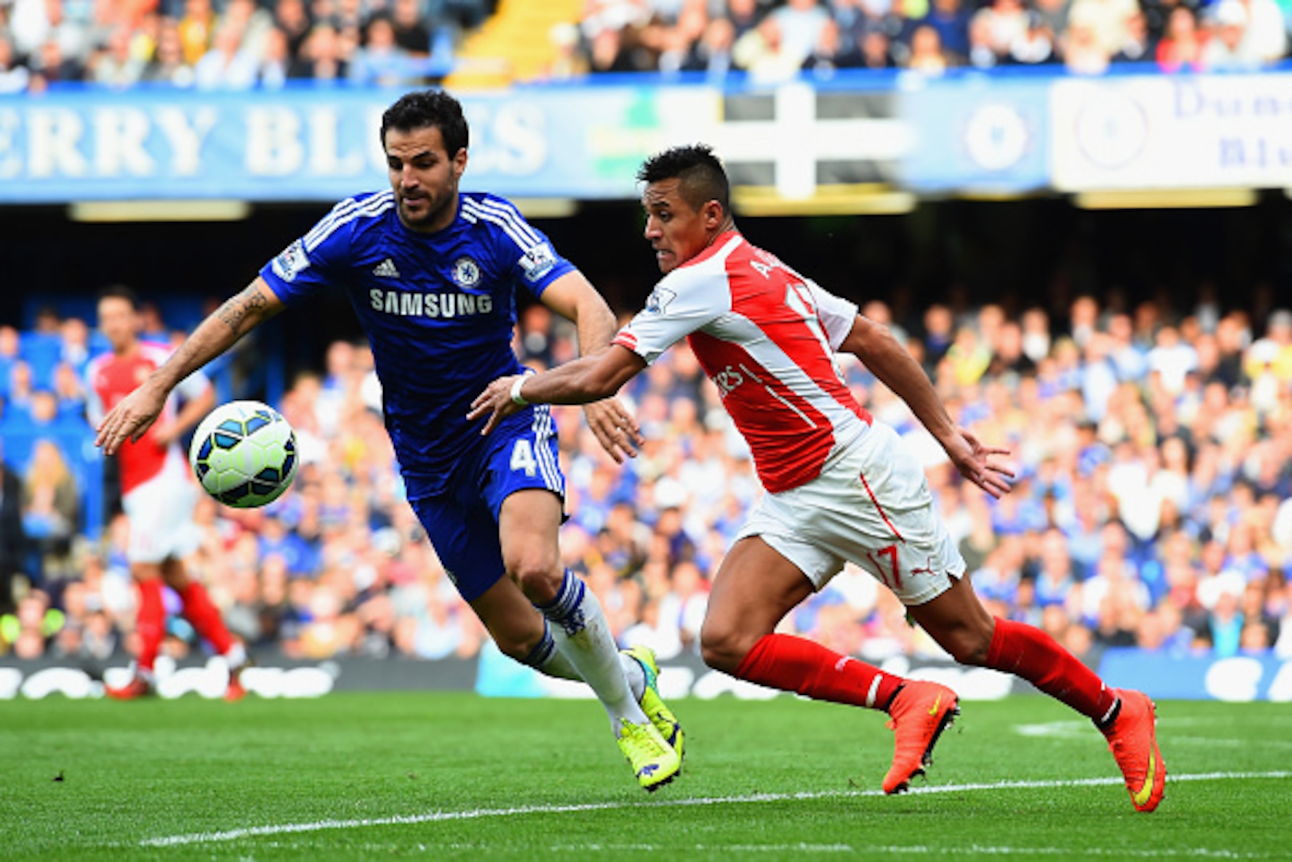 LONDON, ENGLAND - OCTOBER 05:  Cesc Fabregas of Chelsea and Alexis Sanchez of Arsenal battle for the ball during the Barclays Premier League match between Chelsea and Arsenal at Stamford Bridge on October 4, 2014 in London, England.  (Photo by Shaun Botte