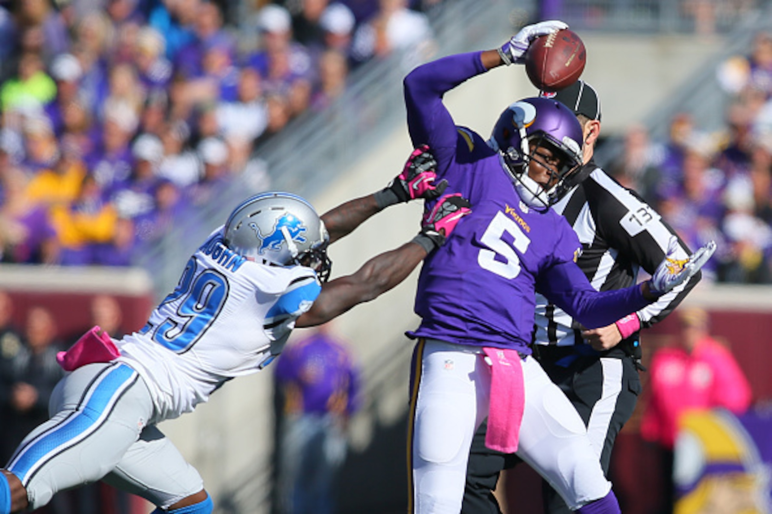 MINNEAPOLIS, MN - OCTOBER 12:  Quarterback Teddy Bridgewater #5 of the Minnesota Vikings scrambles against Cassius Vaughn #29 of the Detroit Lions during the fourth quarter on October 12, 2014 at TCF Bank Stadium in Minneapolis, Minnesota. (Photo by Adam 