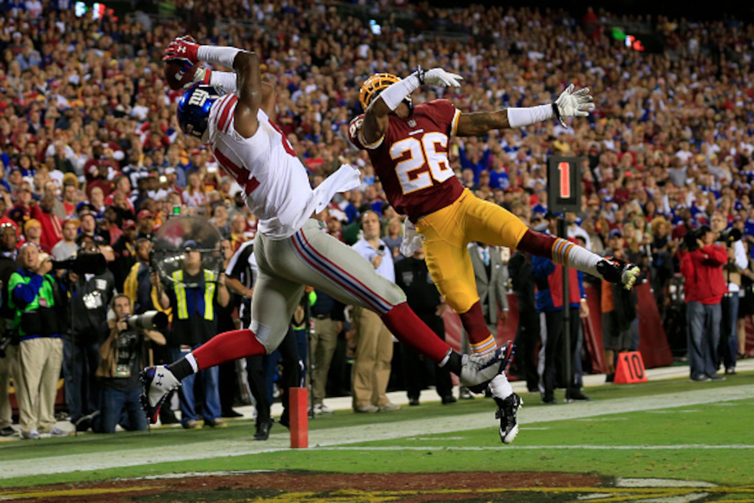 LANDOVER, MD - SEPTEMBER 25: Tight end Larry Donnell #84 of the New York Giants catches a pass for a touchdown in the second quarter at FedExField on September 25, 2014 in Landover, Maryland. (Photo by Rob Carr/Getty Images)